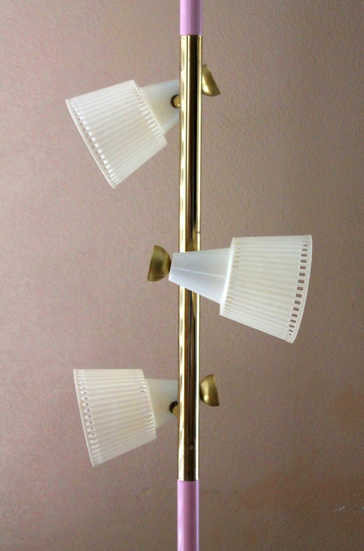 AMAZING!

ATOMIC SPACE AGE
MID CENTURY MODERN
TENSION POLE LAMP!

Pink enamel, Brass & Perspex Shades!
CIRCA 1959
(FITS 8 FT. CEILING)


Pink & White with brass accents, this lamp exudes a rich, space age vibe!  This lamp is equally at home in a