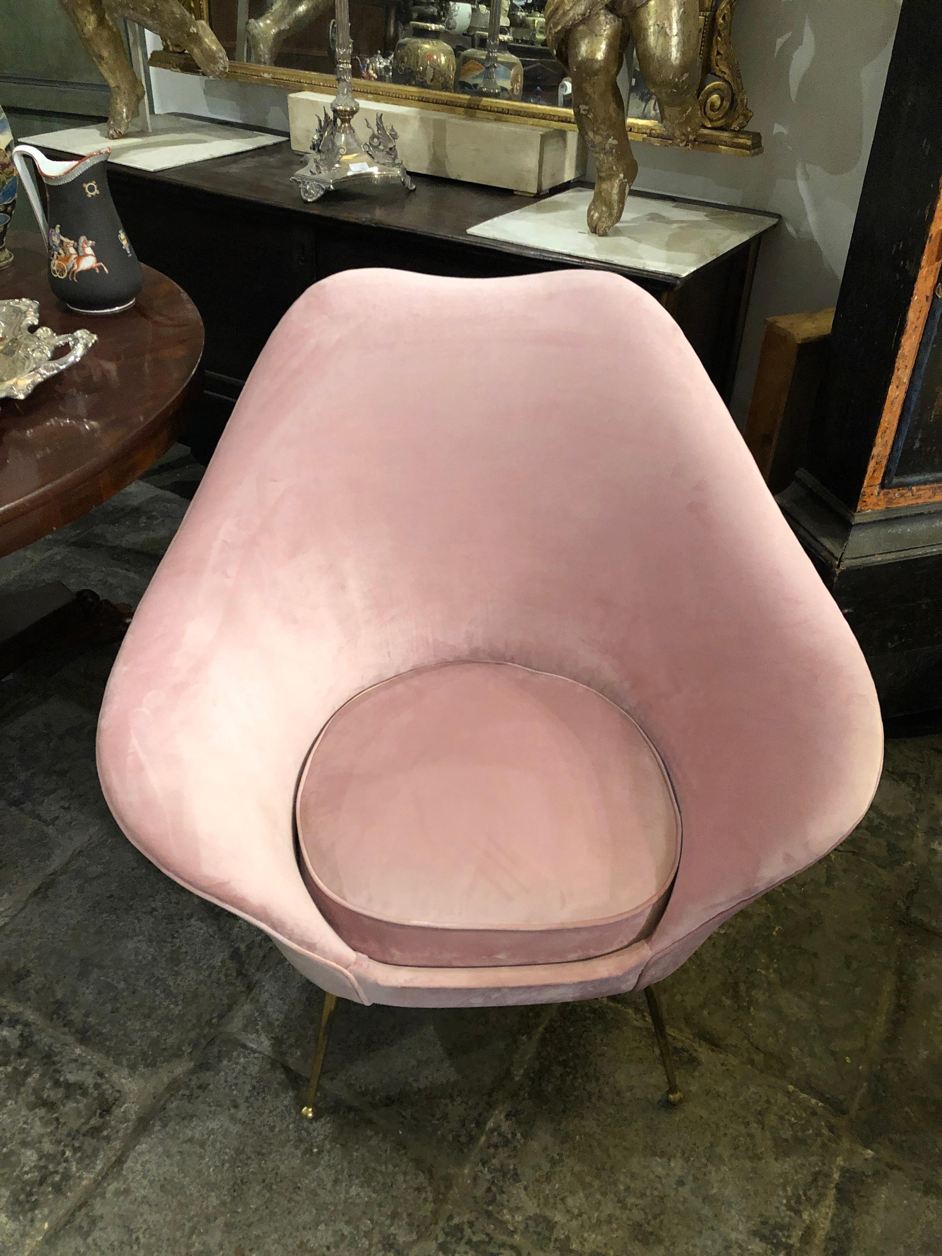 Gio Ponti style armchair designed and manufactured in Italy in the Fifties, it has been recently upholstered in  pink velvet, brass feet are in original patina.