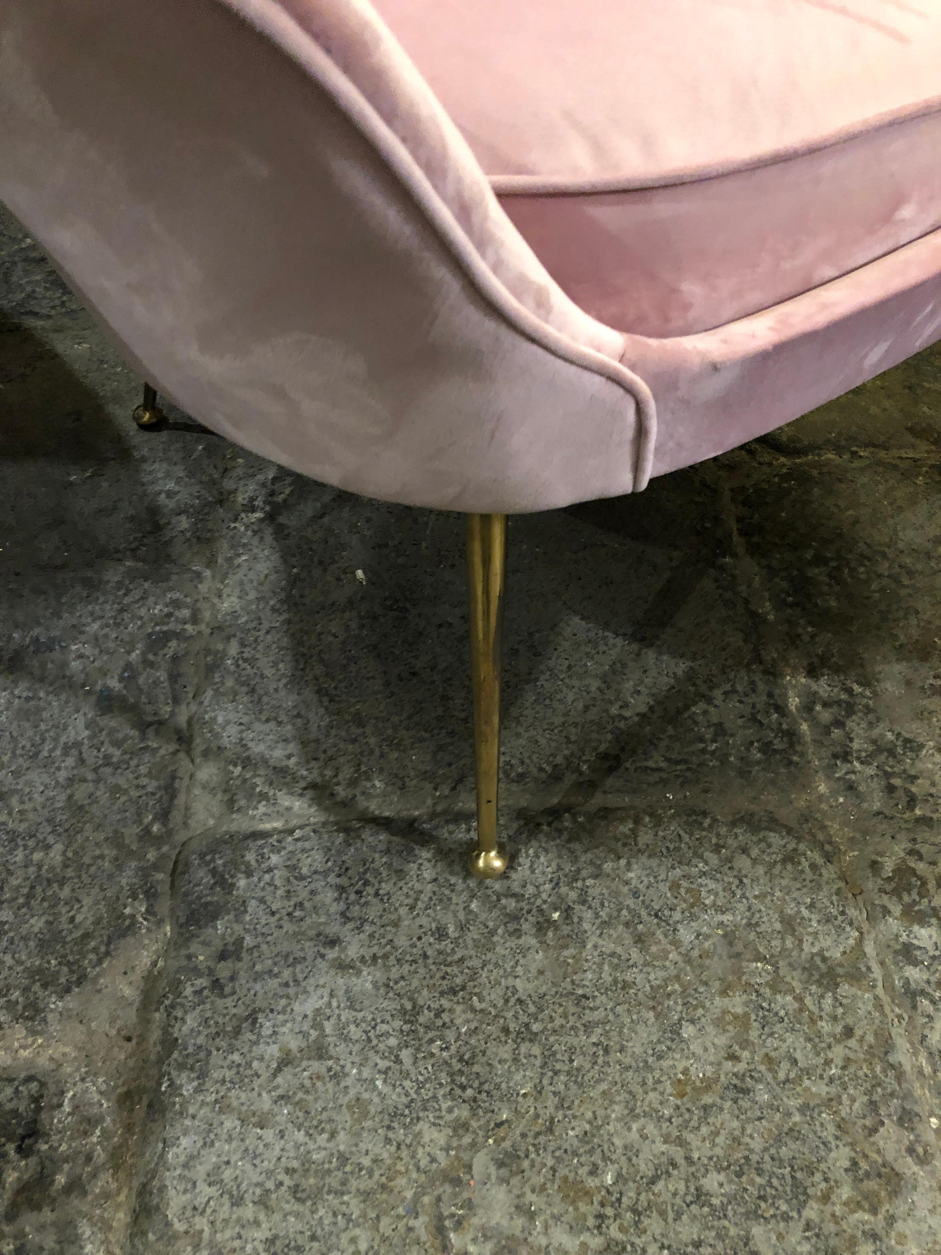 1950s Stylish Mid-Century Modern Pink Velvet and Brass Italian Armchair In Good Condition In Aci Castello, IT