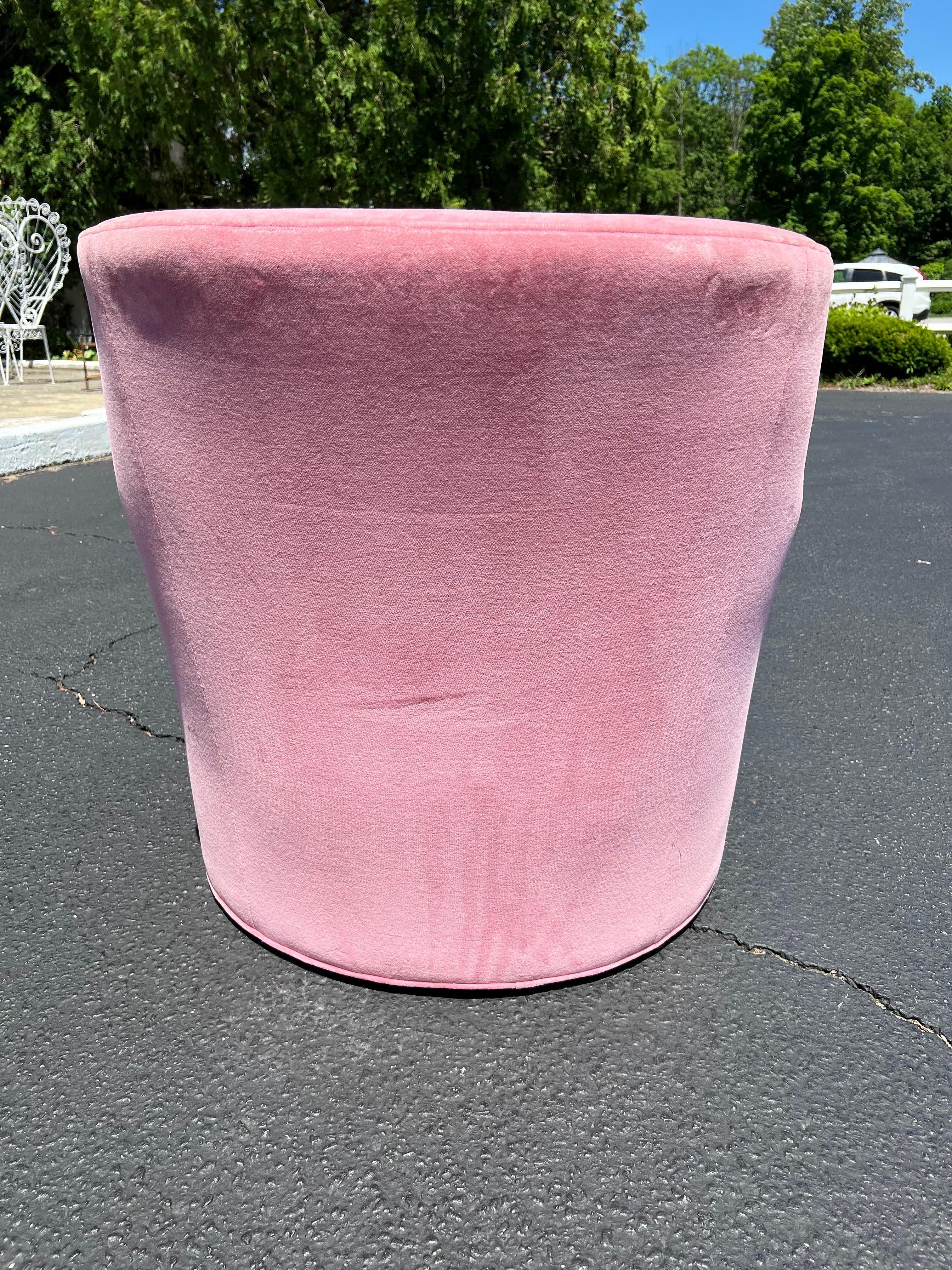 Mid-Century Modern Pink Velvet Club Chair For Sale 5