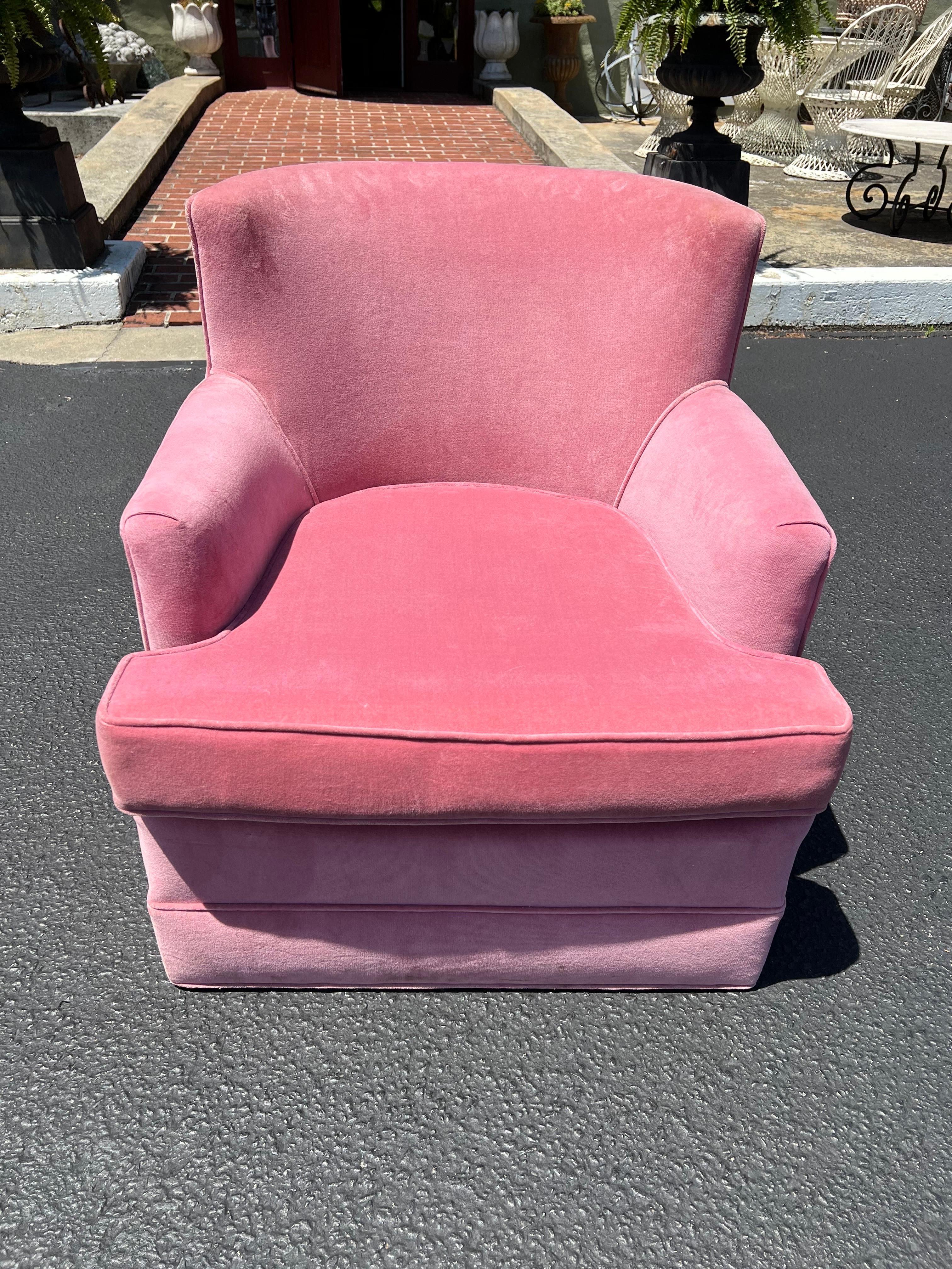 Mid-Century Modern Pink Velvet Club Chair For Sale 7
