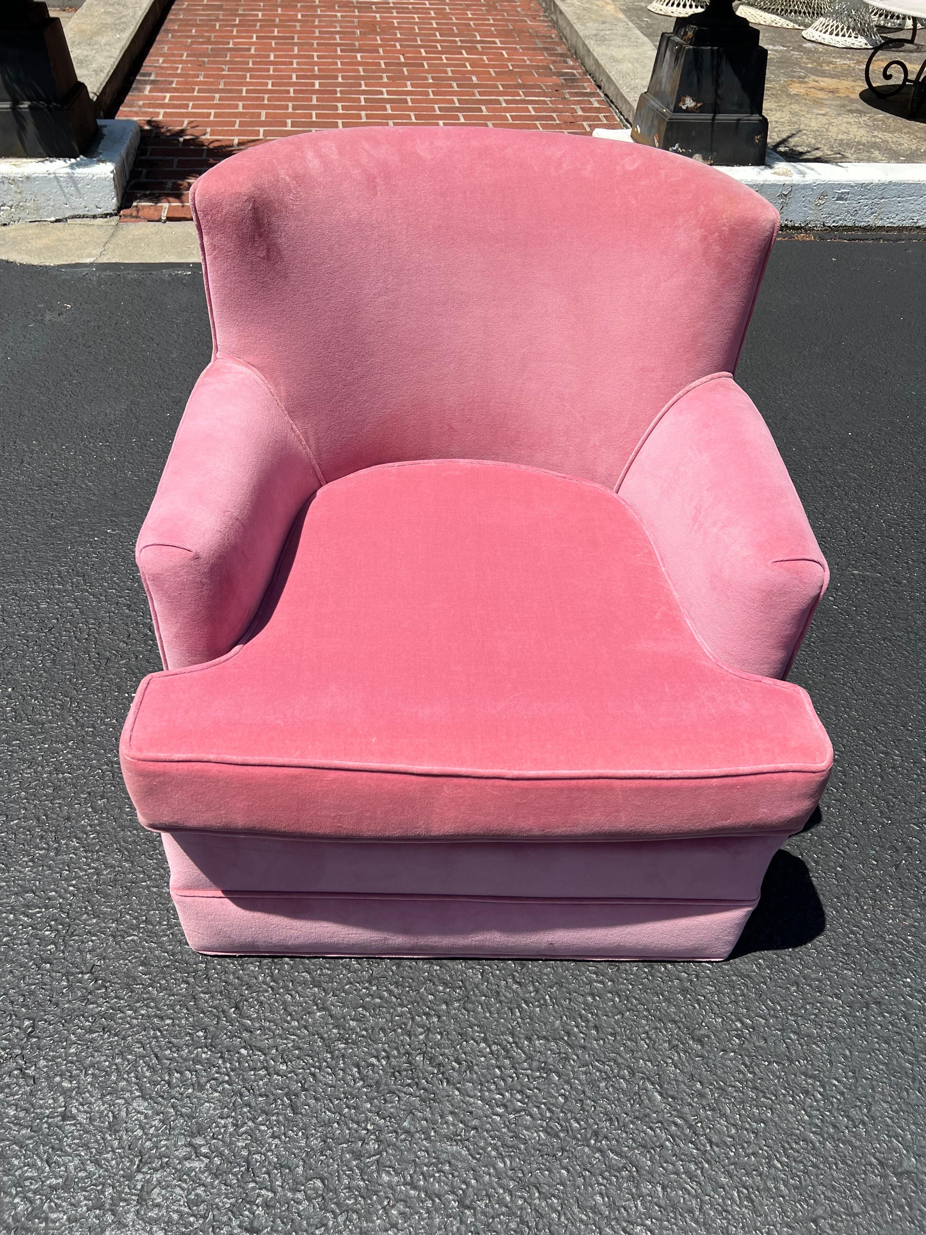 Mid-Century Modern Pink Velvet Club Chair For Sale 8