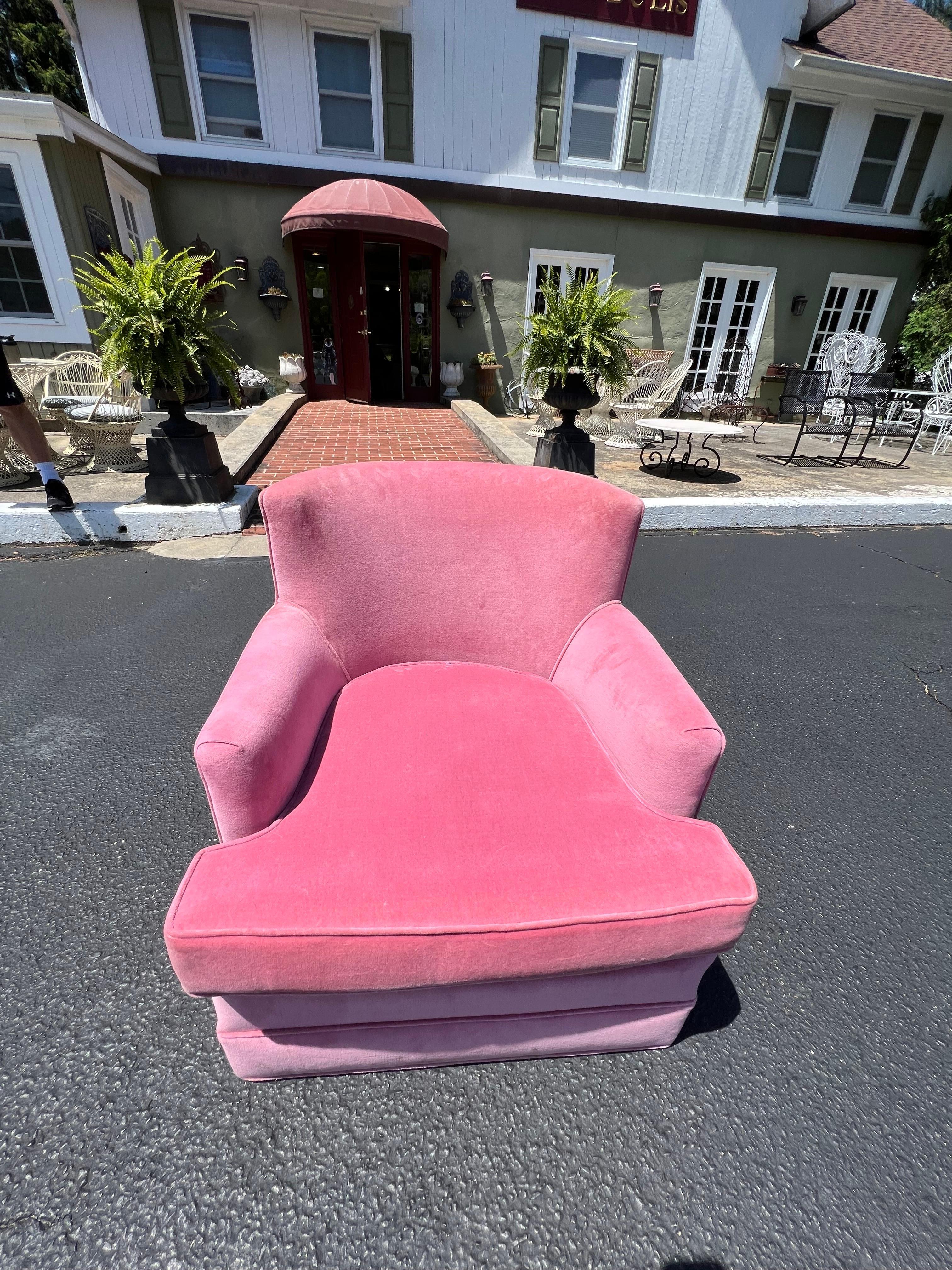 Mid-Century Modern Pink Velvet Club Chair For Sale 10