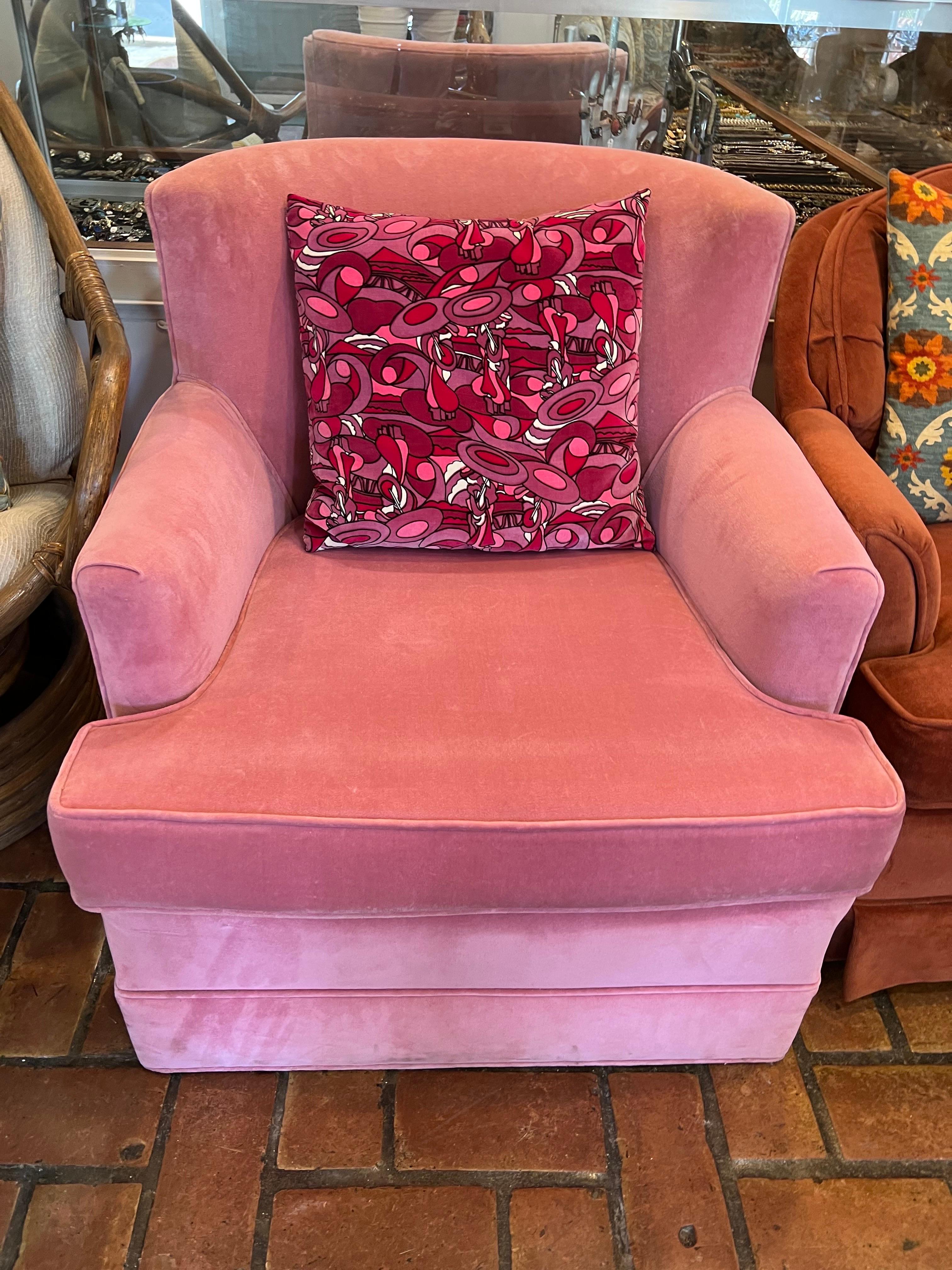 Mid-Century Modern Pink Velvet Club Chair For Sale 11