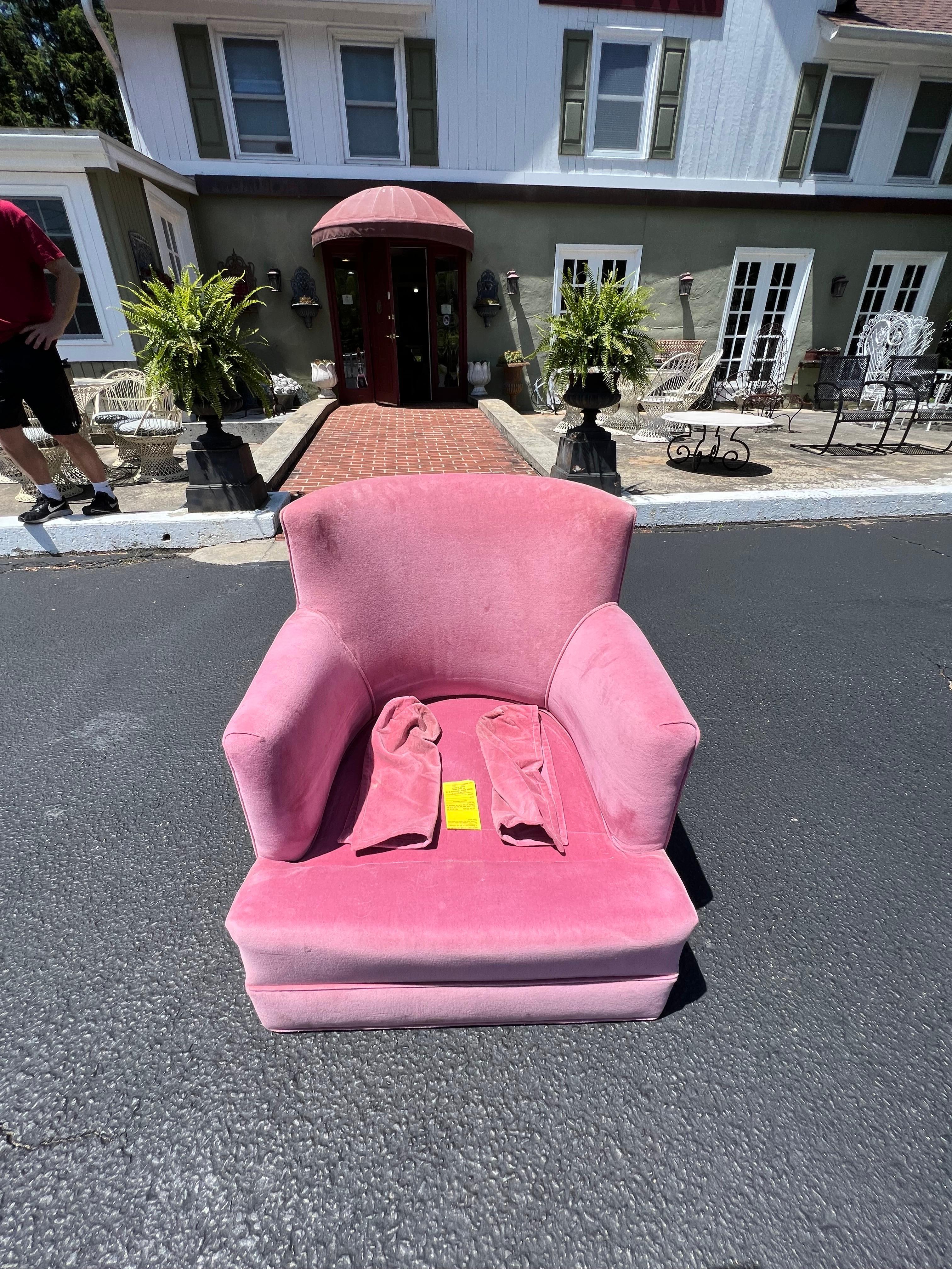 Mid-Century Modern Pink Velvet Club Chair For Sale 14