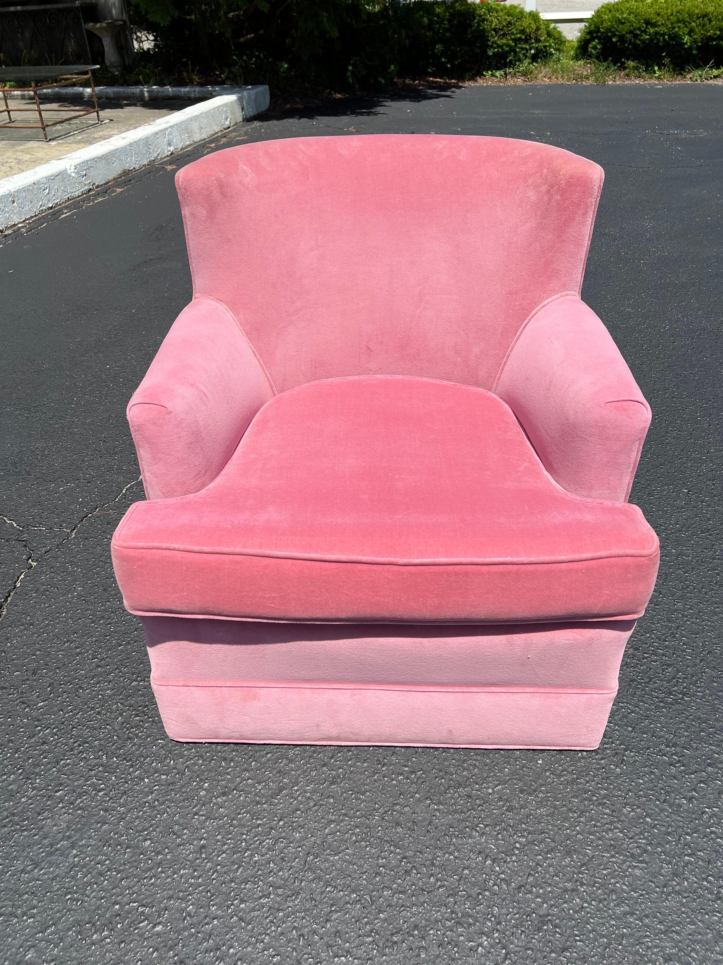 Mid-Century Modern rosa Samt Clubsessel. Mit diesem Pucci-Samtkissen (separates Angebot) setzen Sie einen wunderbaren Akzent in rosafarbenem Samt und sind ein echter Hingucker. Dieser Stuhl ist feststehend und nicht drehbar. Es ist ein