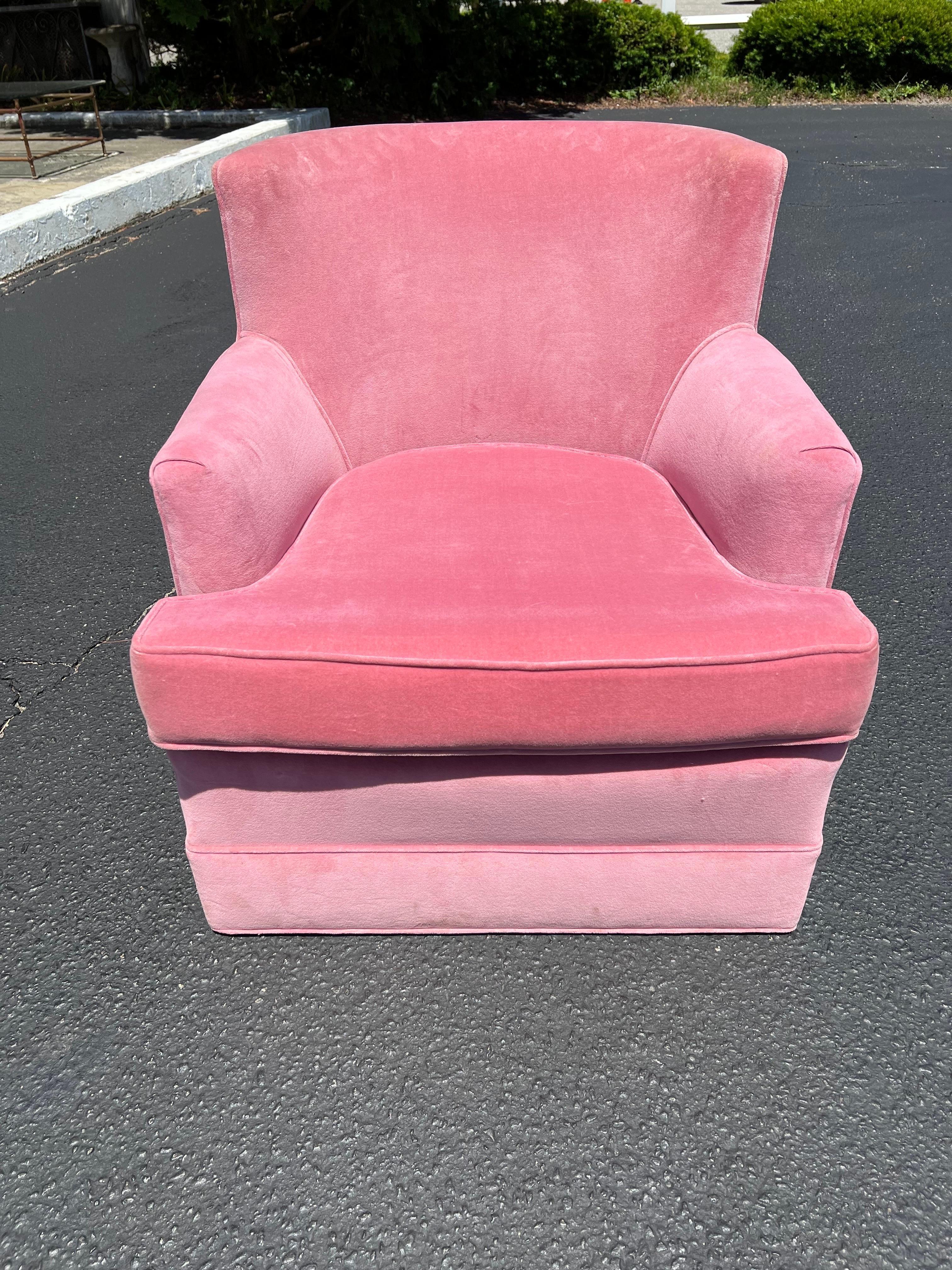 Mid-Century Modern Pink Velvet Club Chair In Good Condition For Sale In Redding, CT