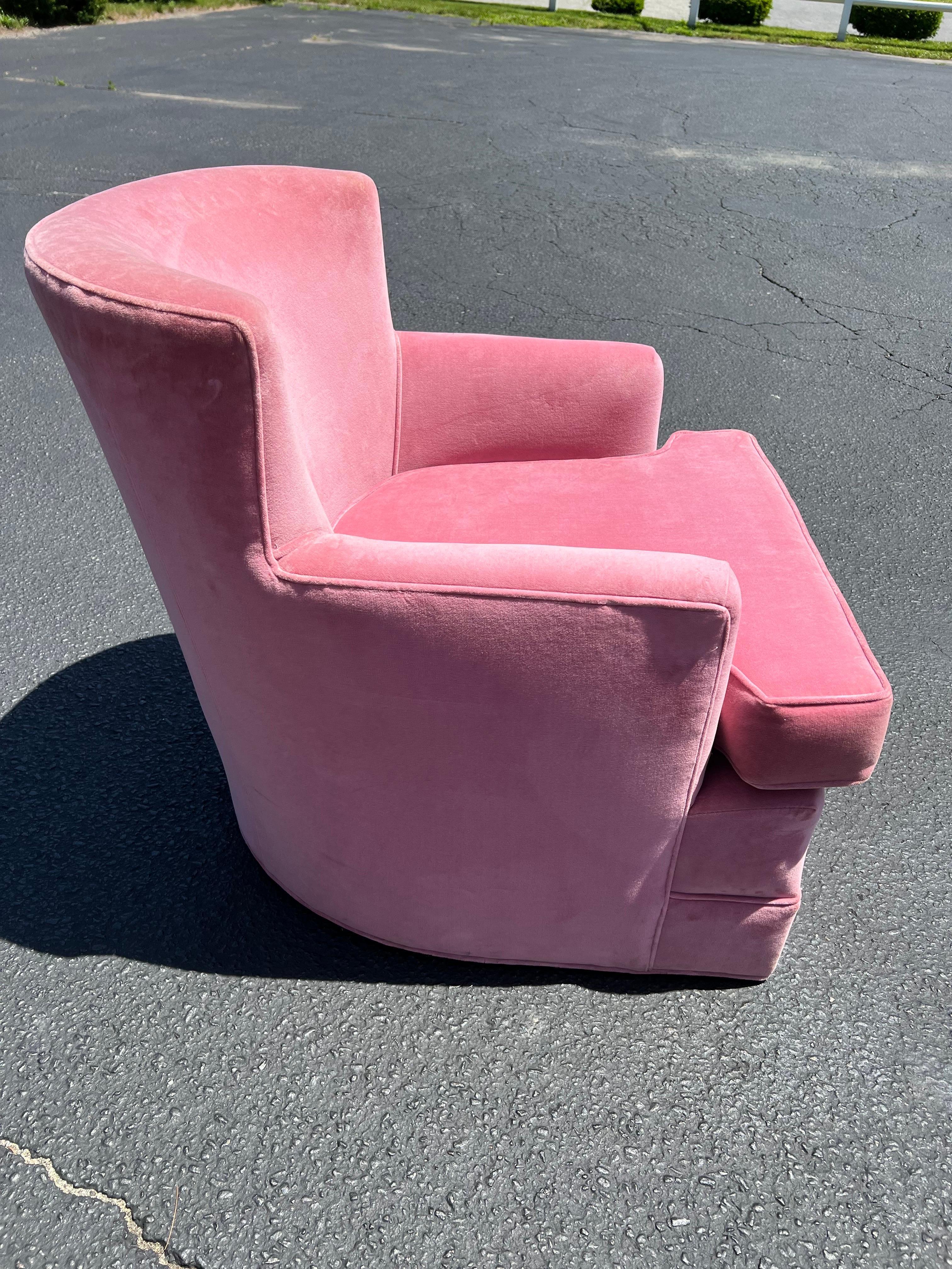 Mid-Century Modern Pink Velvet Club Chair For Sale 1