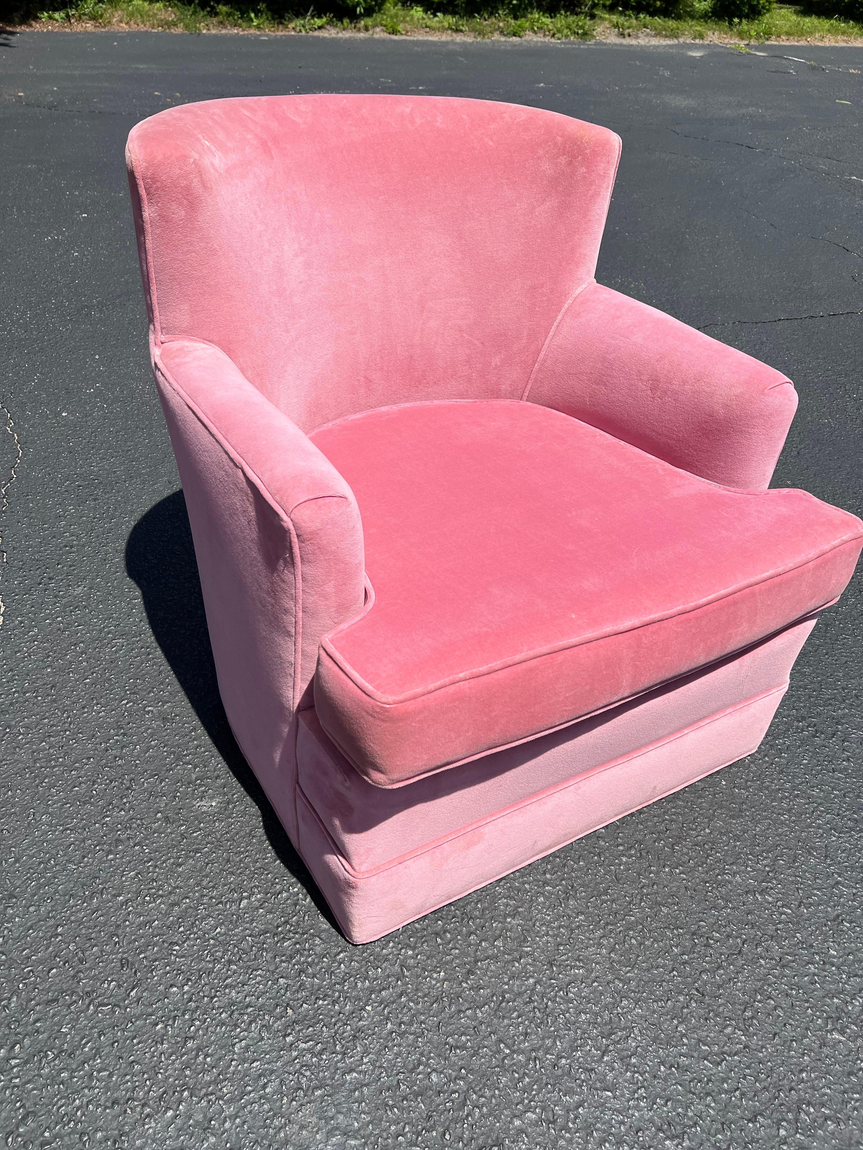 Mid-Century Modern Pink Velvet Club Chair For Sale 2