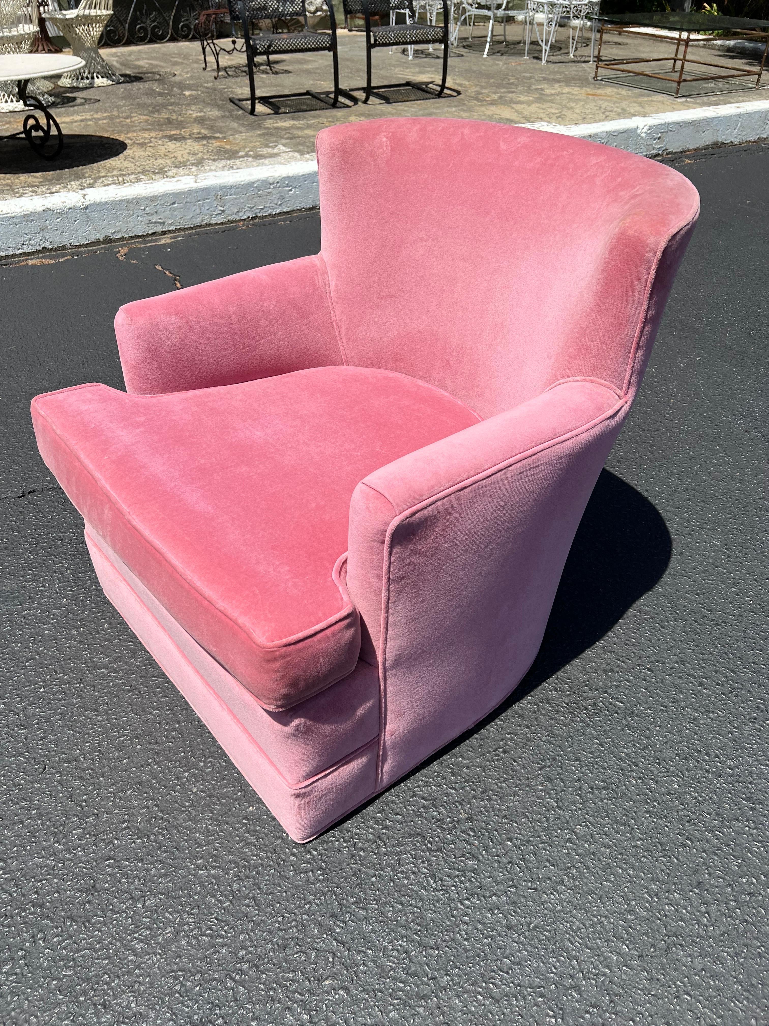 Mid-Century Modern Pink Velvet Club Chair For Sale 3