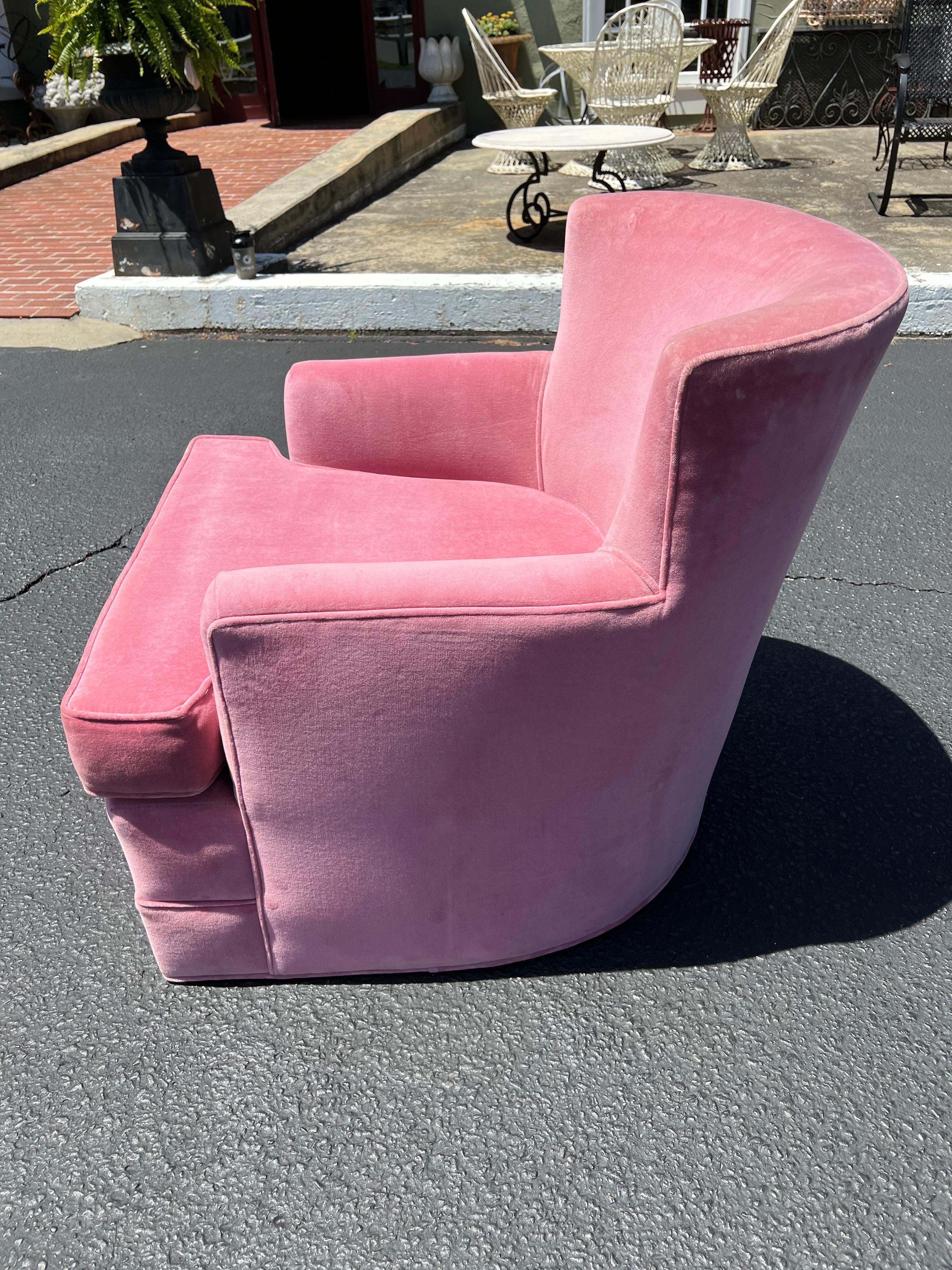Mid-Century Modern Pink Velvet Club Chair For Sale 4