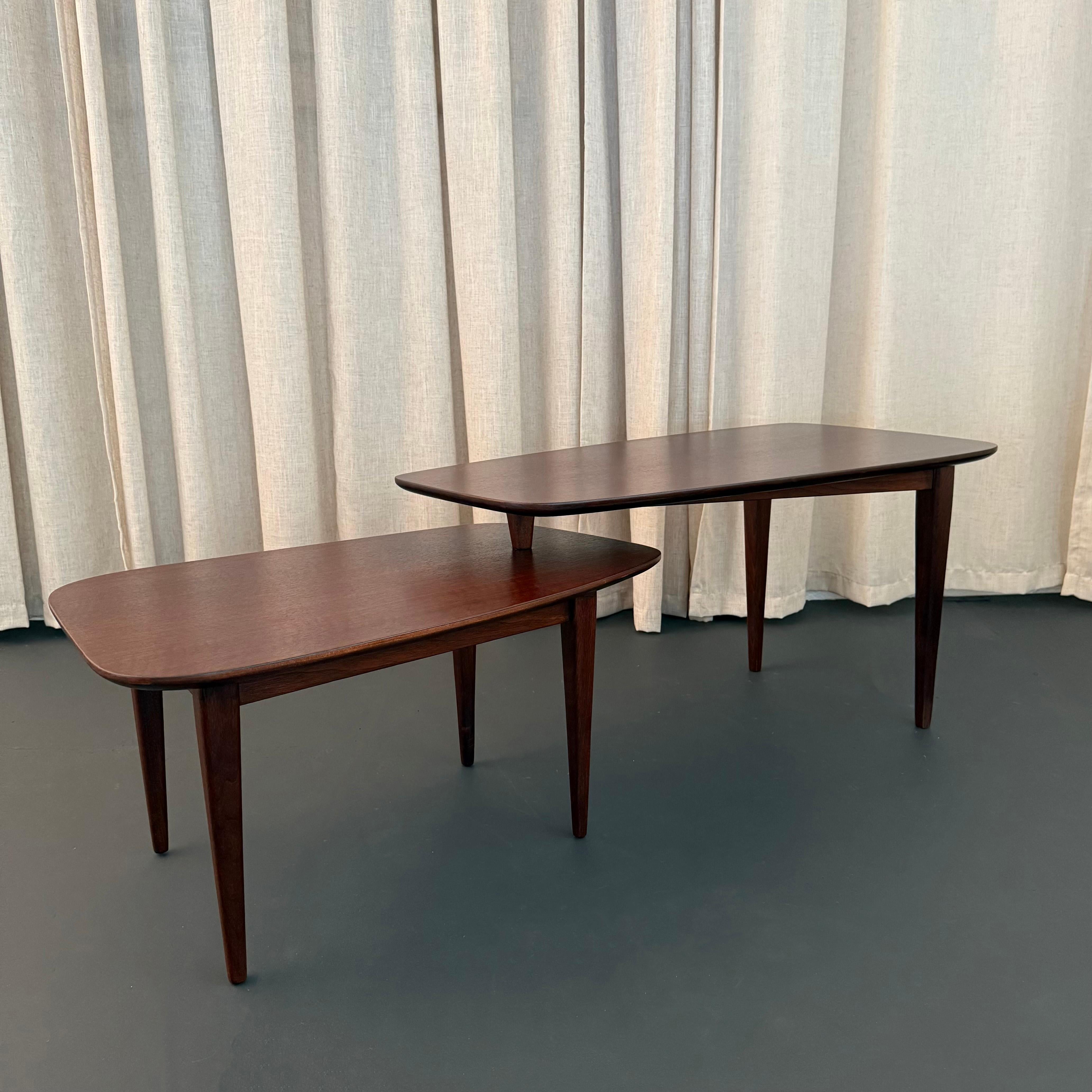 Mid-Century Modern Pivoting Two-Tiered Walnut Coffee Table In Good Condition In Brooklyn, NY