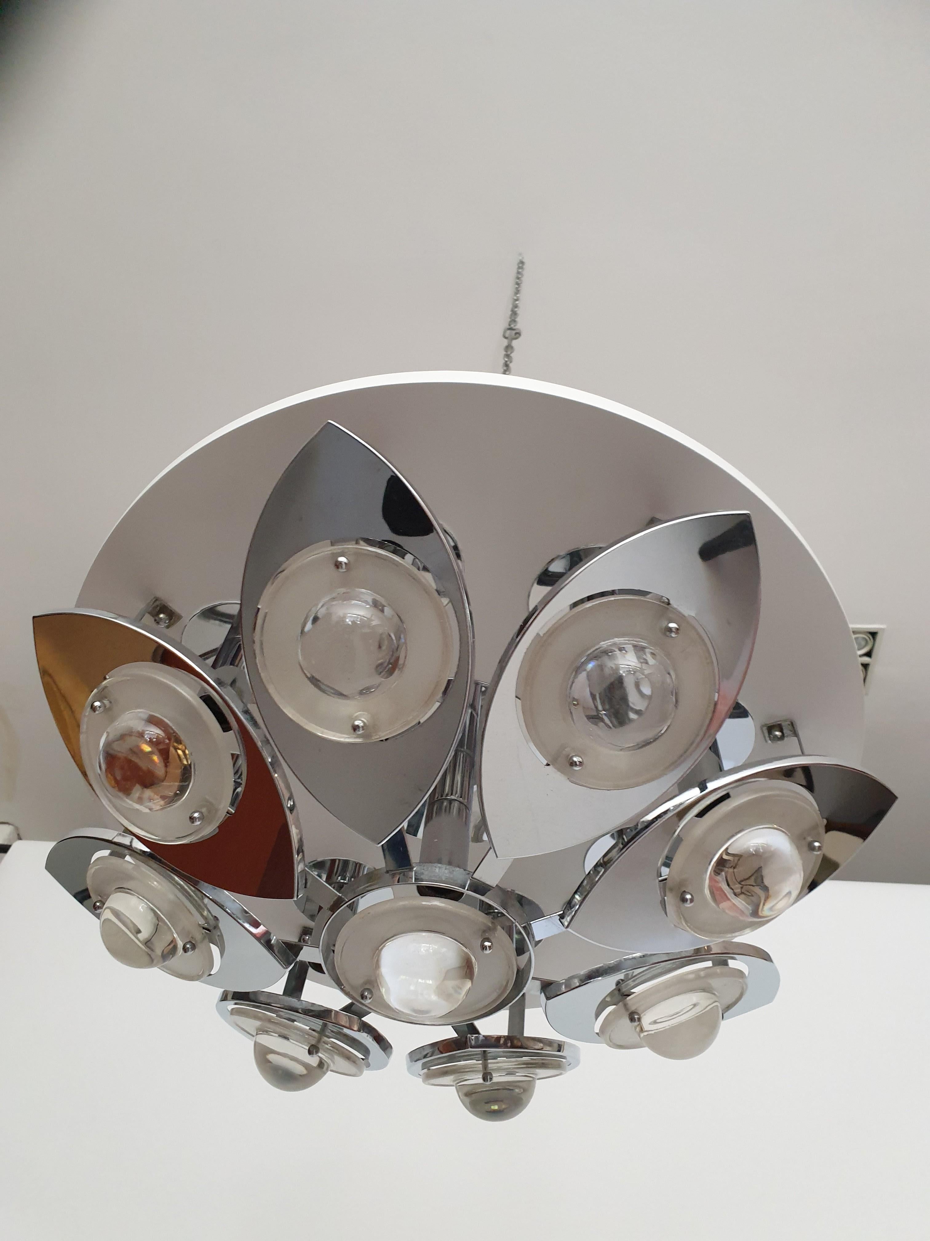 Chrome and white lacquered ceiling fitting with 9-light fittings of thick substantial glass. The ceiling pole is 8cm long but could be cut down or extended as required.