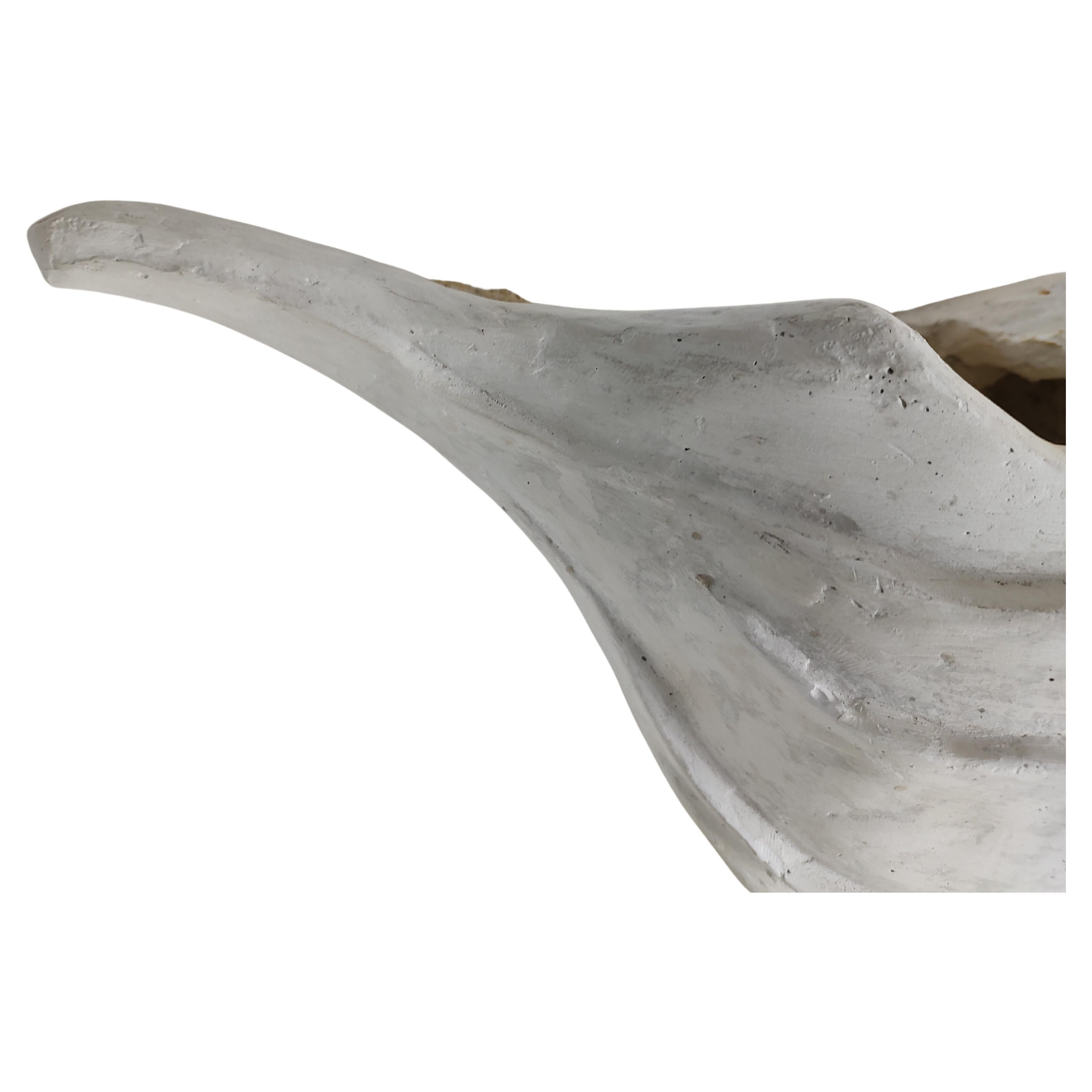 Semplice ed elegante ritratto di una conchiglia come fioriera realizzato in gesso. Una somiglianza con lo stile di Serge Roche e le sue formule a conchiglia. In eccellenti condizioni vintage con un'usura minima.