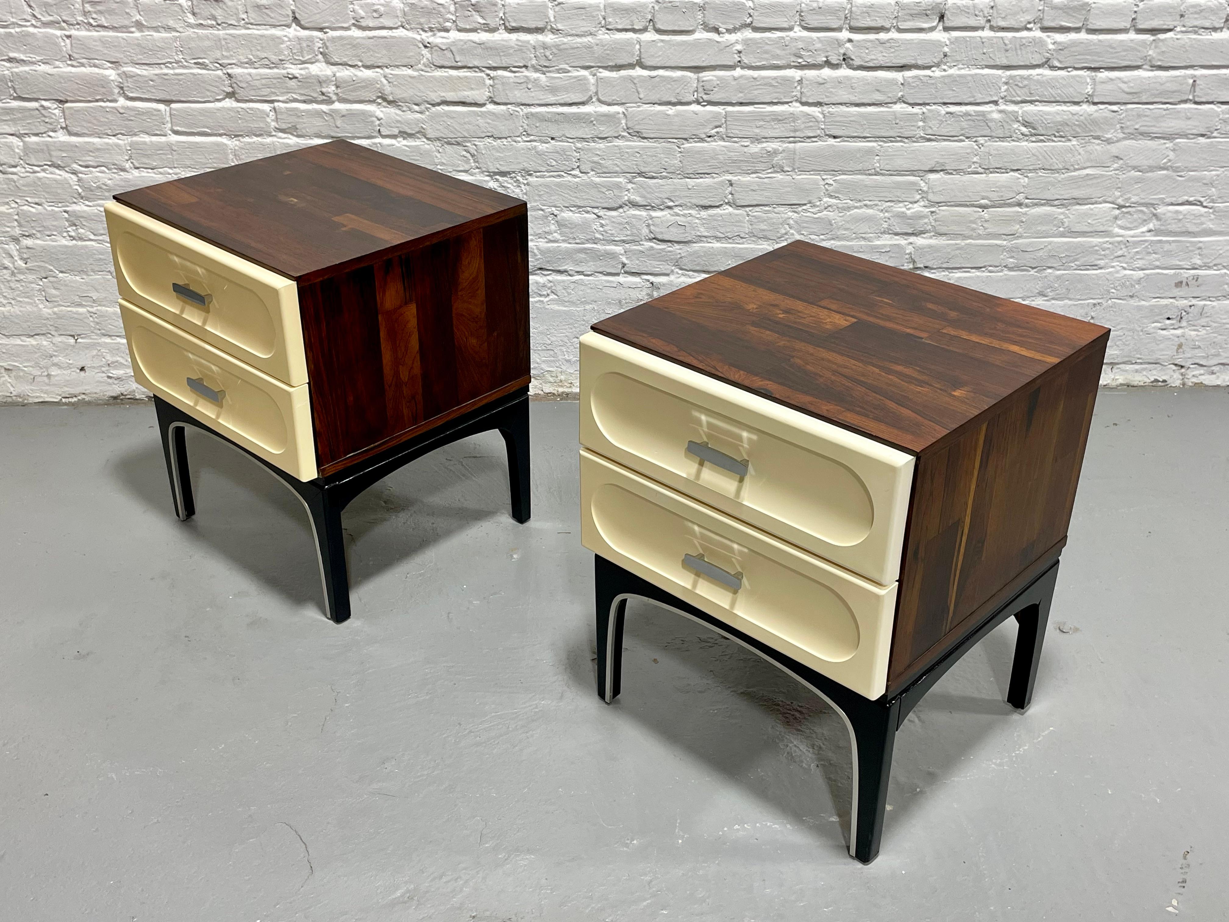 Tables de chevet/tables de chevet en plastique et bois rose de style moderne du milieu du siècle dernier par Vallieres 4