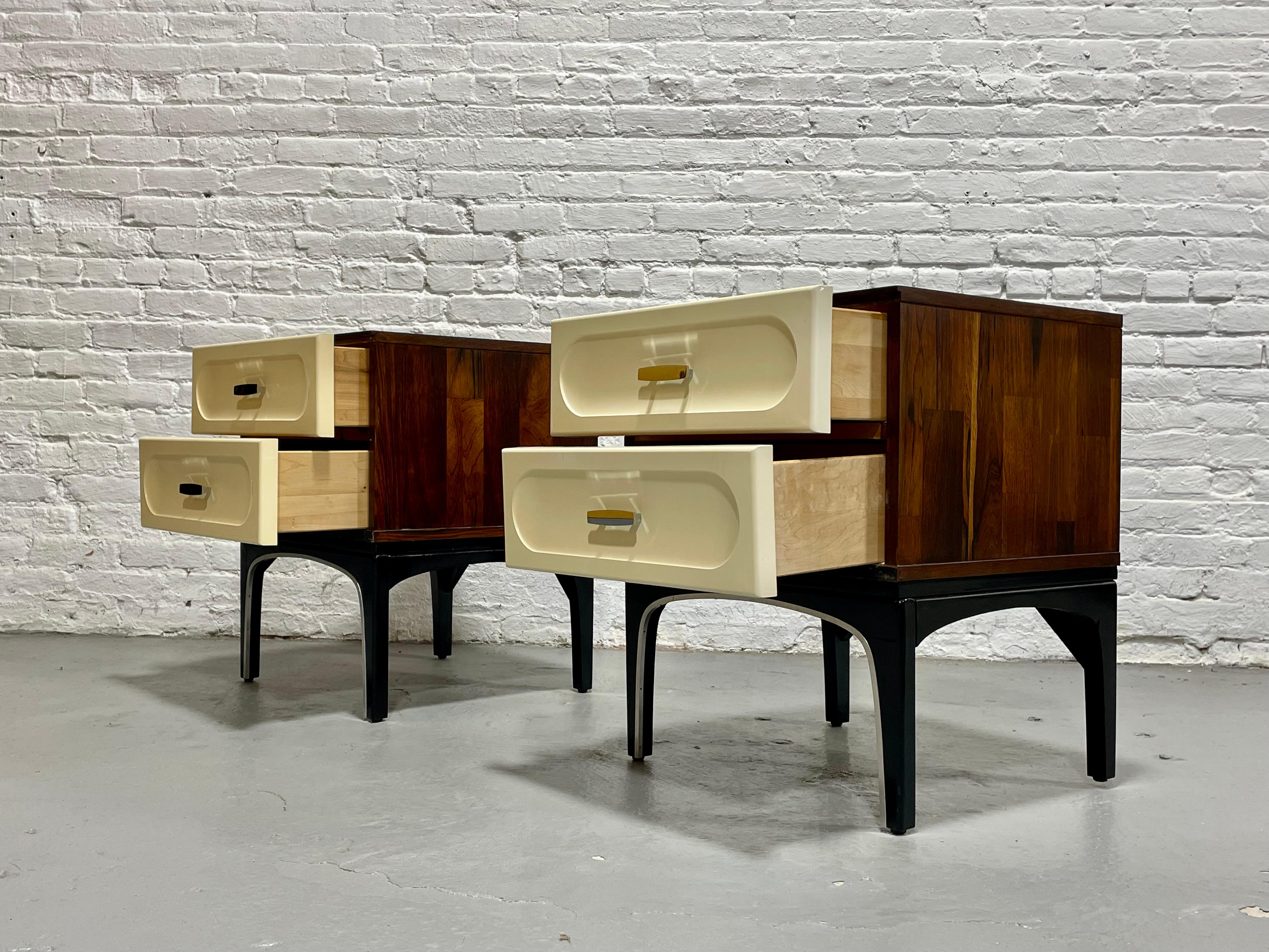 Tables de chevet/tables de chevet en plastique et bois rose de style moderne du milieu du siècle dernier par Vallieres 5