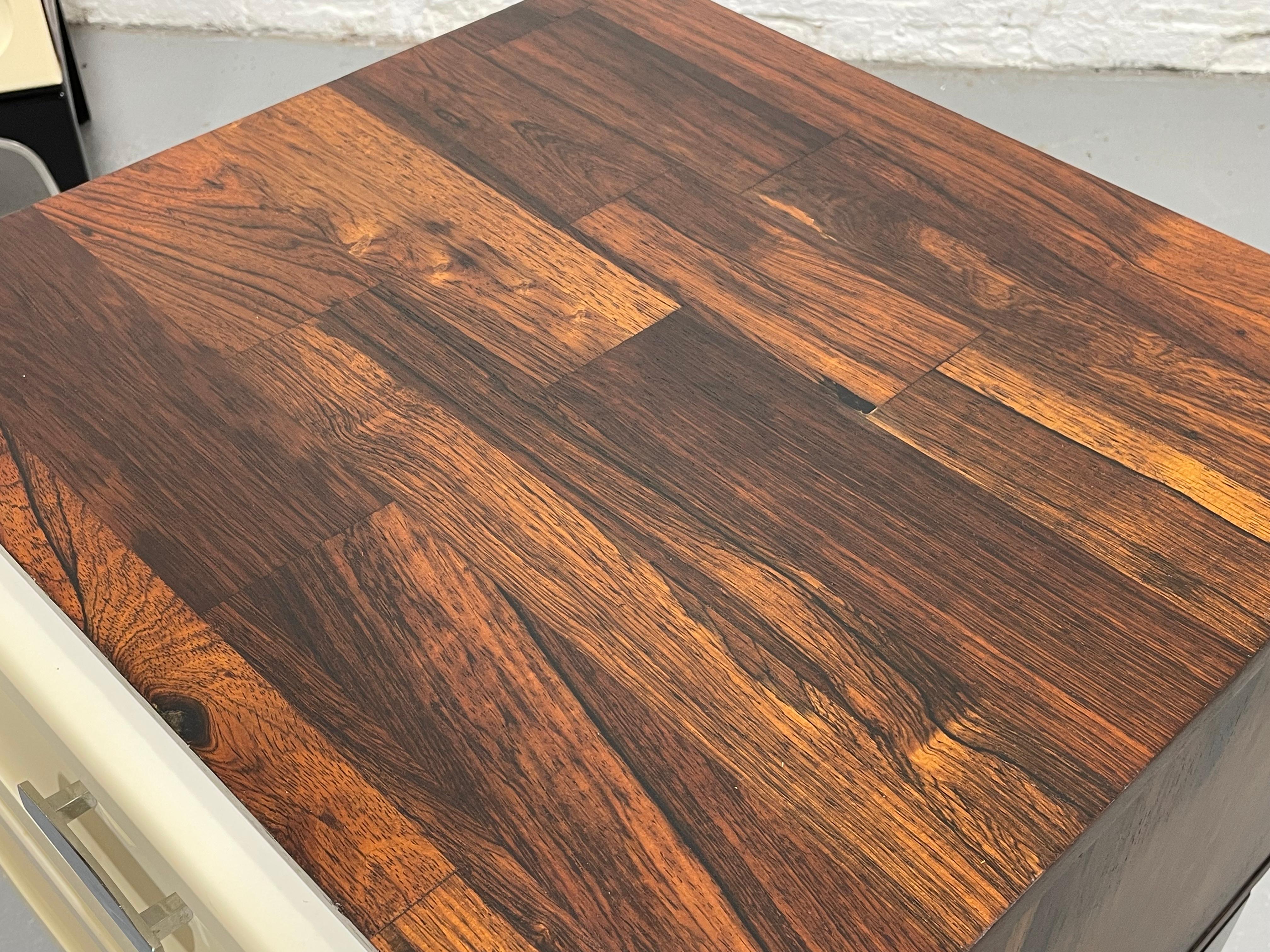 Tables de chevet/tables de chevet en plastique et bois rose de style moderne du milieu du siècle dernier par Vallieres 6