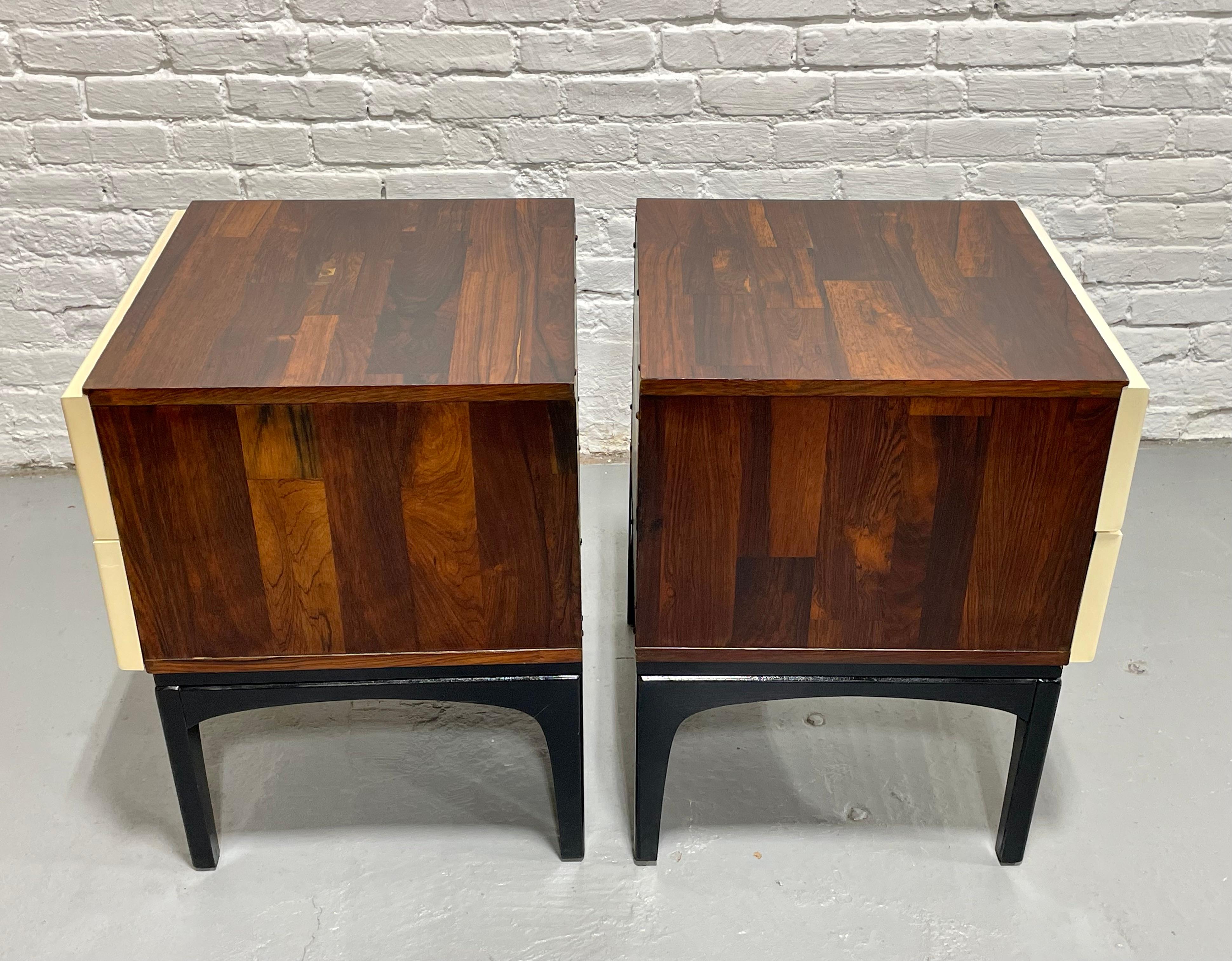 Tables de chevet/tables de chevet en plastique et bois rose de style moderne du milieu du siècle dernier par Vallieres 7