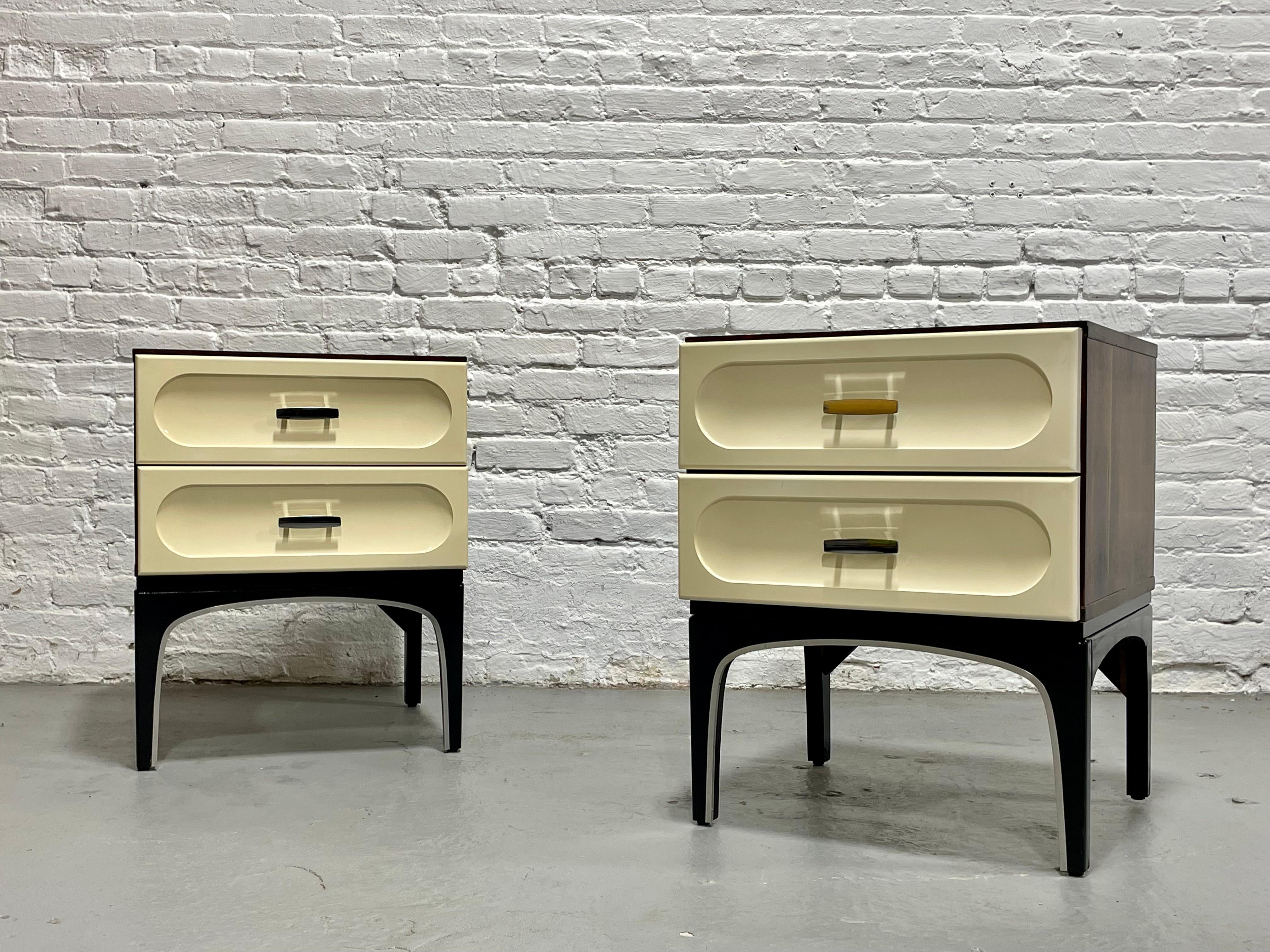 Tables de chevet/tables de chevet en plastique et bois rose de style moderne du milieu du siècle dernier par Vallieres 8