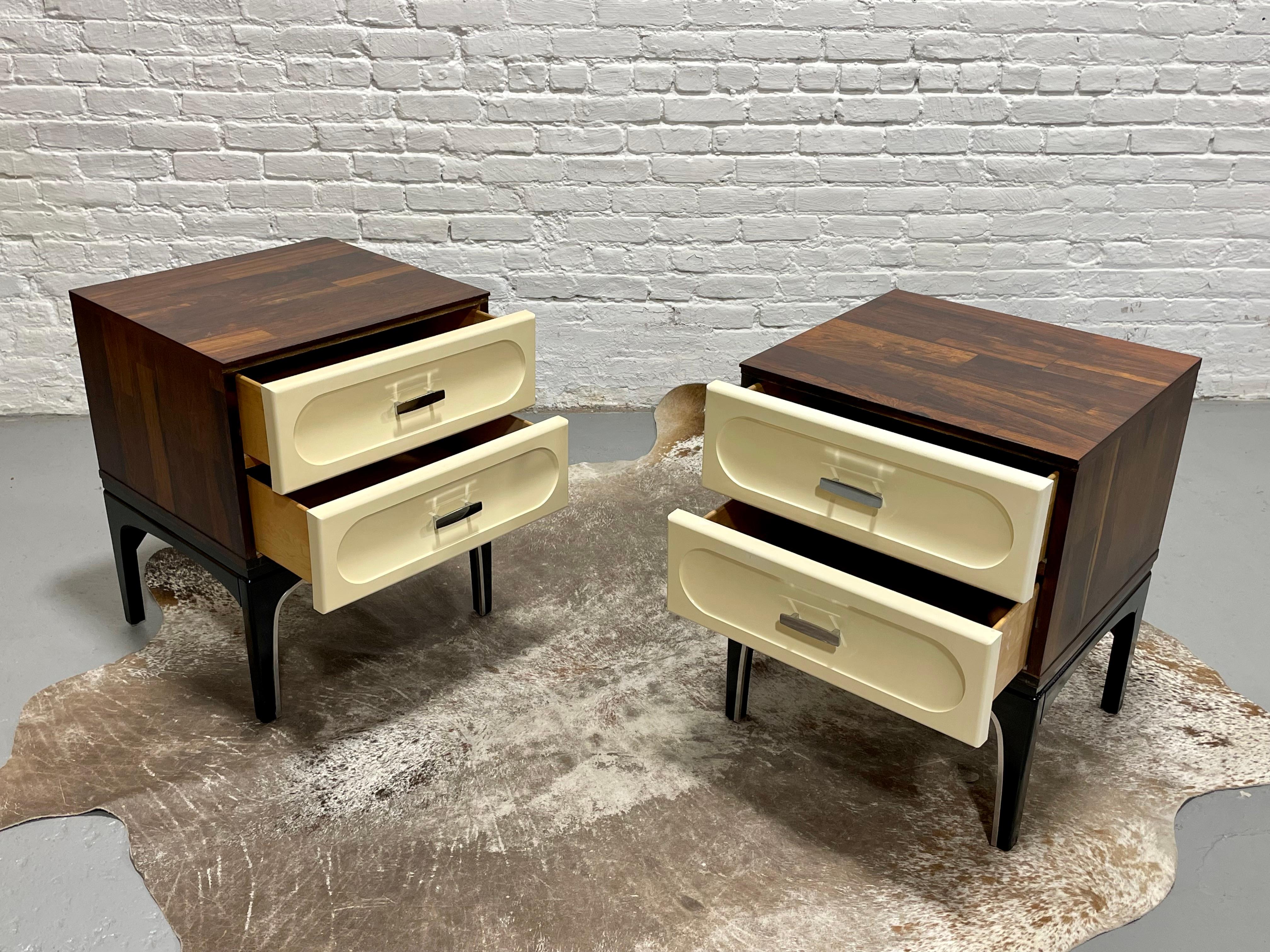 Tables de chevet/tables de chevet en plastique et bois rose de style moderne du milieu du siècle dernier par Vallieres 9