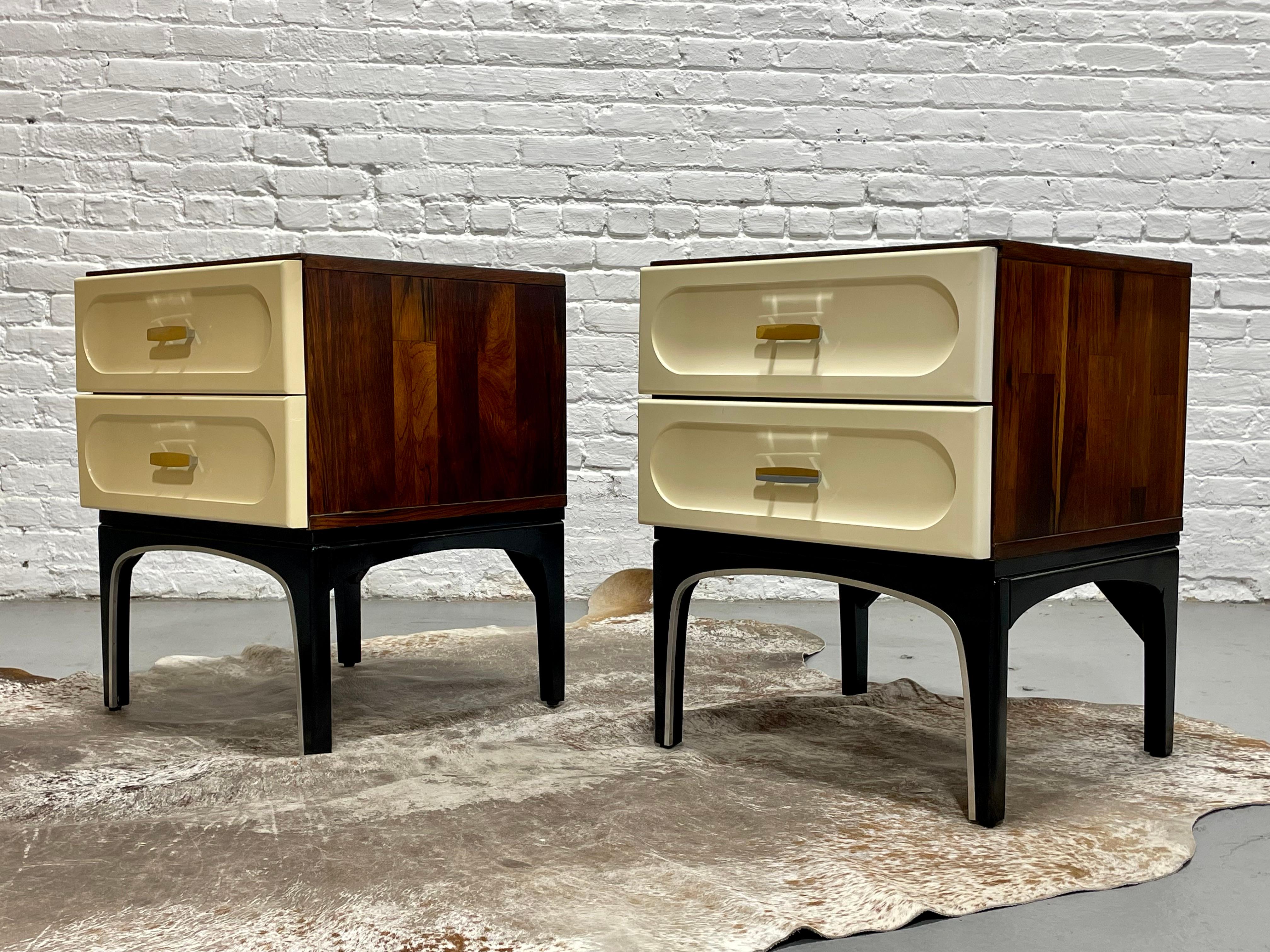 Tables de chevet/tables de chevet en plastique et bois rose de style moderne du milieu du siècle dernier par Vallieres 10