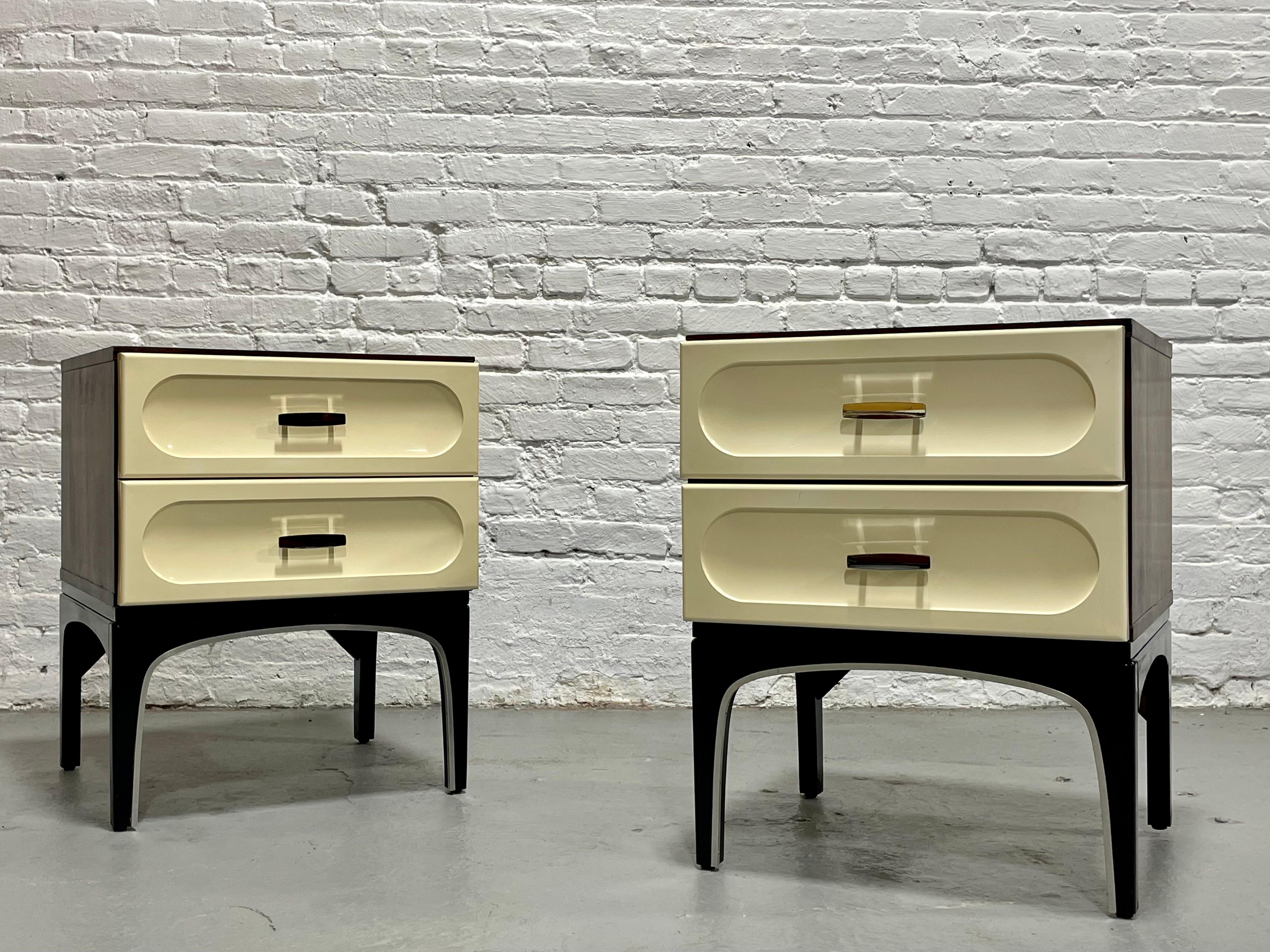 Extrêmement RARE Tables de nuit en bois de rose + plastique par Henri Vallieres, c. 1960s, Fabriqué au Canada. Rappelant les designs de Raymond Loewy, cet ensemble présente un caisson en bois de rose avec des façades de tiroirs en plastique moulé et