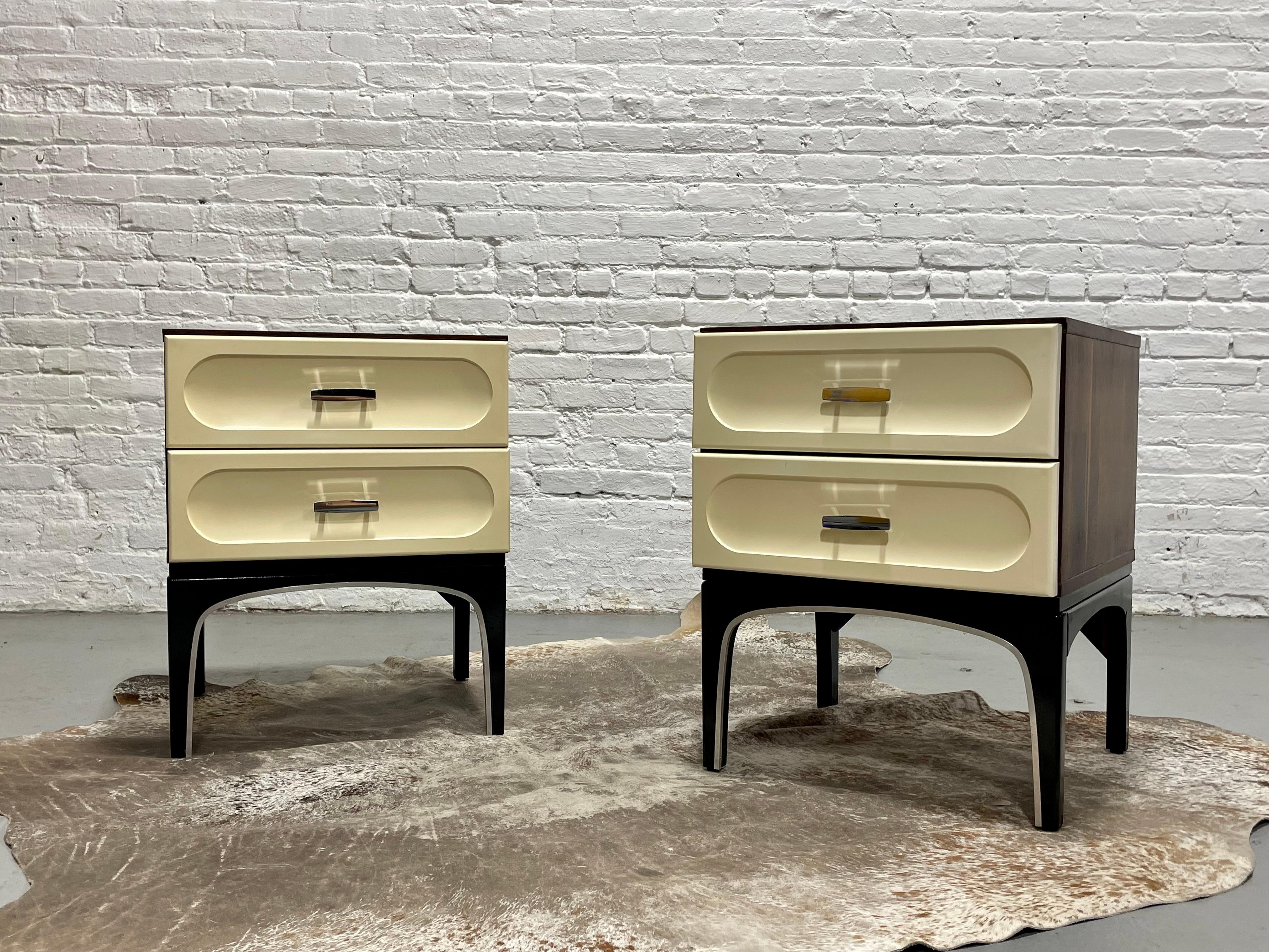 Mid-Century Modern Tables de chevet/tables de chevet en plastique et bois rose de style moderne du milieu du siècle dernier par Vallieres