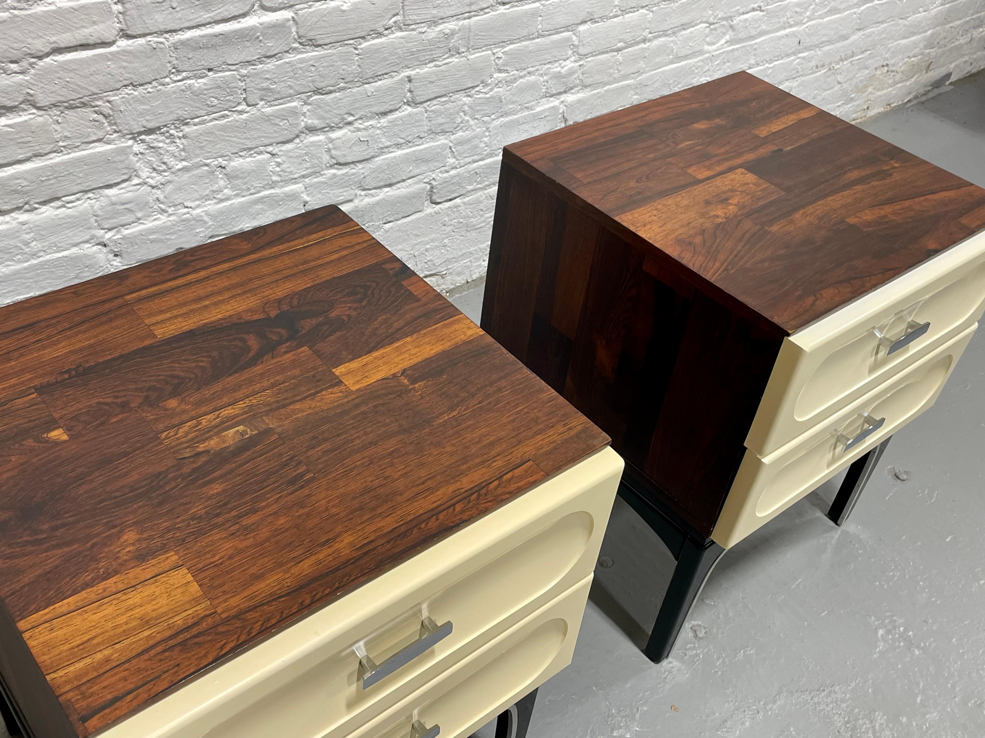 Milieu du XXe siècle Tables de chevet/tables de chevet en plastique et bois rose de style moderne du milieu du siècle dernier par Vallieres