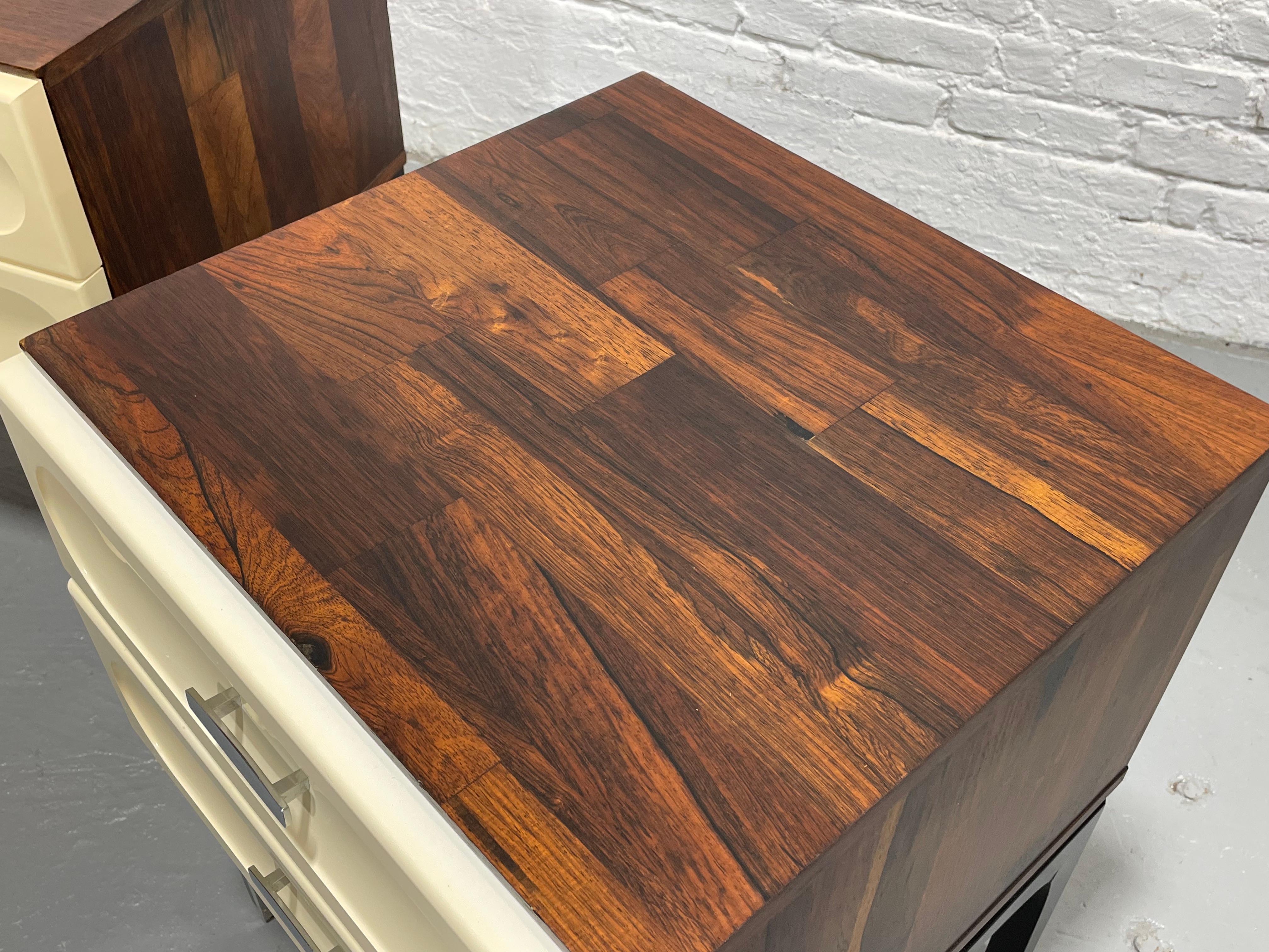 Tables de chevet/tables de chevet en plastique et bois rose de style moderne du milieu du siècle dernier par Vallieres 1