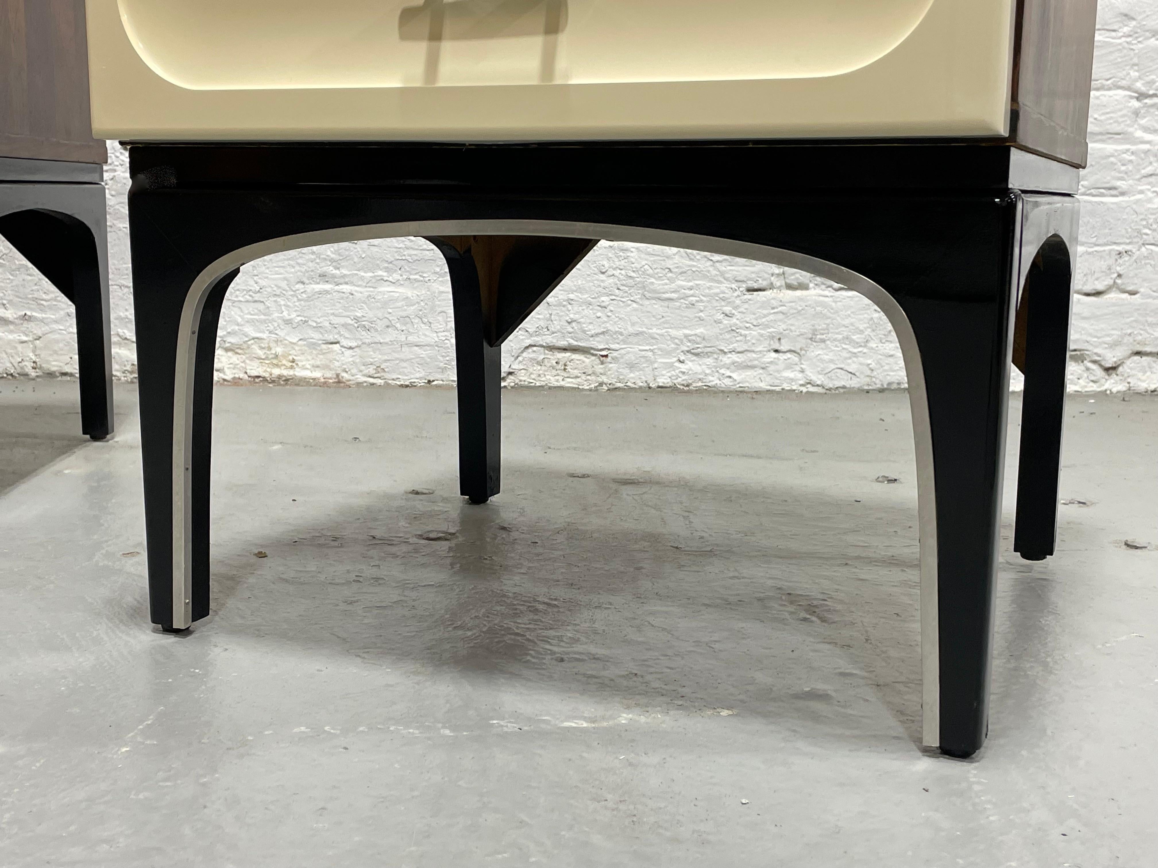 Tables de chevet/tables de chevet en plastique et bois rose de style moderne du milieu du siècle dernier par Vallieres 2