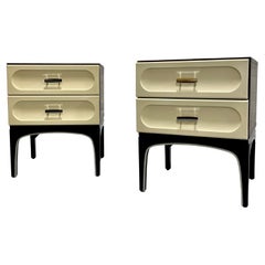Tables de chevet/tables de chevet en plastique et bois rose de style moderne du milieu du siècle dernier par Vallieres