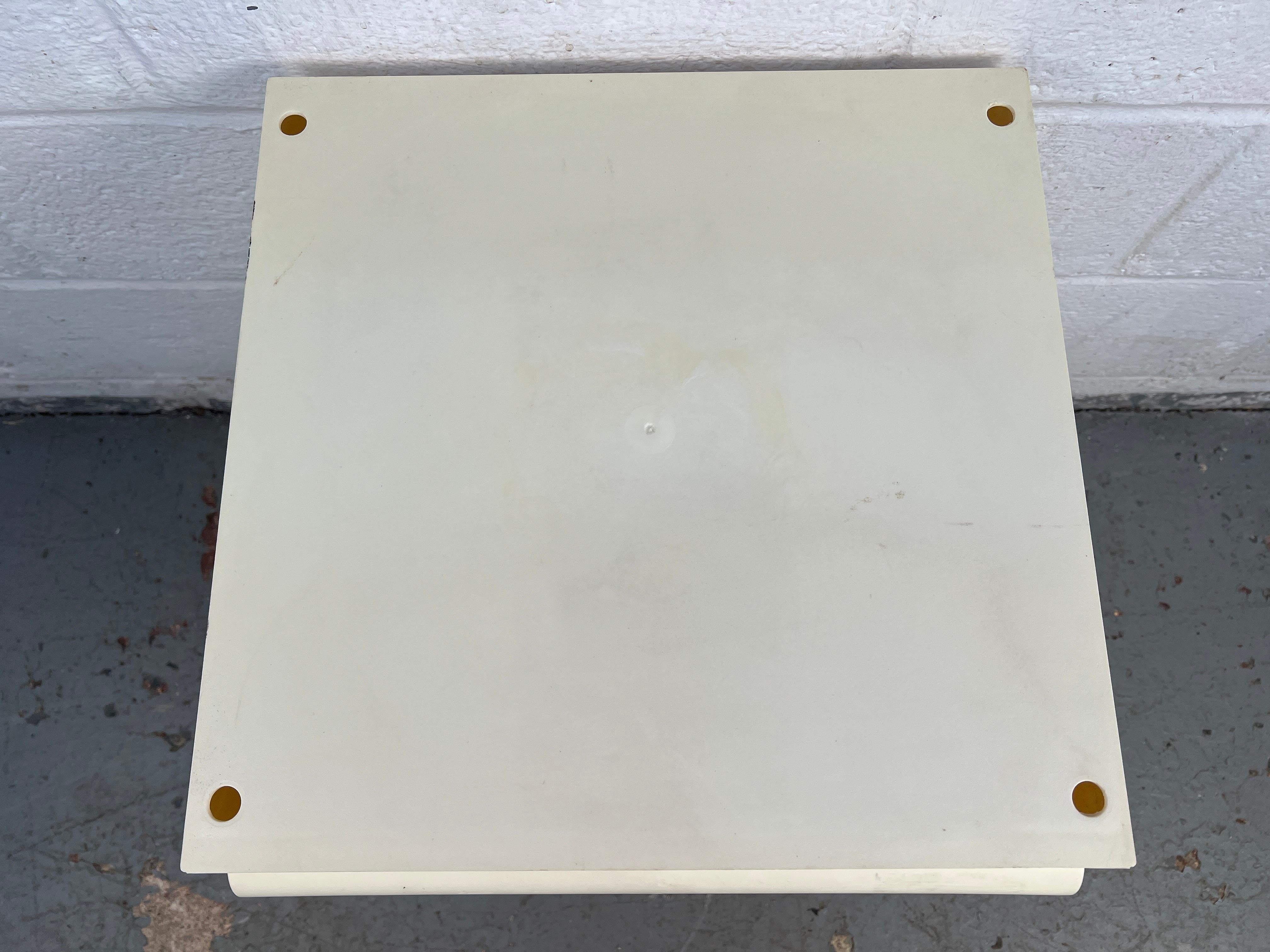 Armadietto a torre in plastica moderno di metà secolo progettato da Simon Fussel in vendita 8