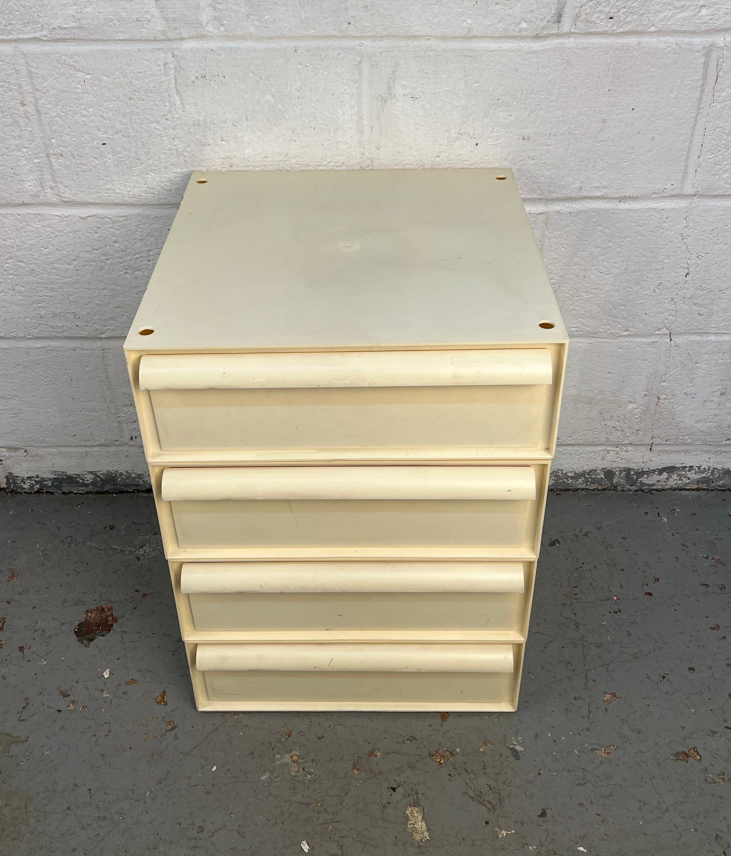 Un mobile a torre impilabile a quattro livelli, moderno e di metà secolo, disegnato da Simon Fussel e prodotto da Kartell. Realizzata in plastica resistente, questa unità modulare offre uno spazio di archiviazione flessibile con un ingombro ridotto.