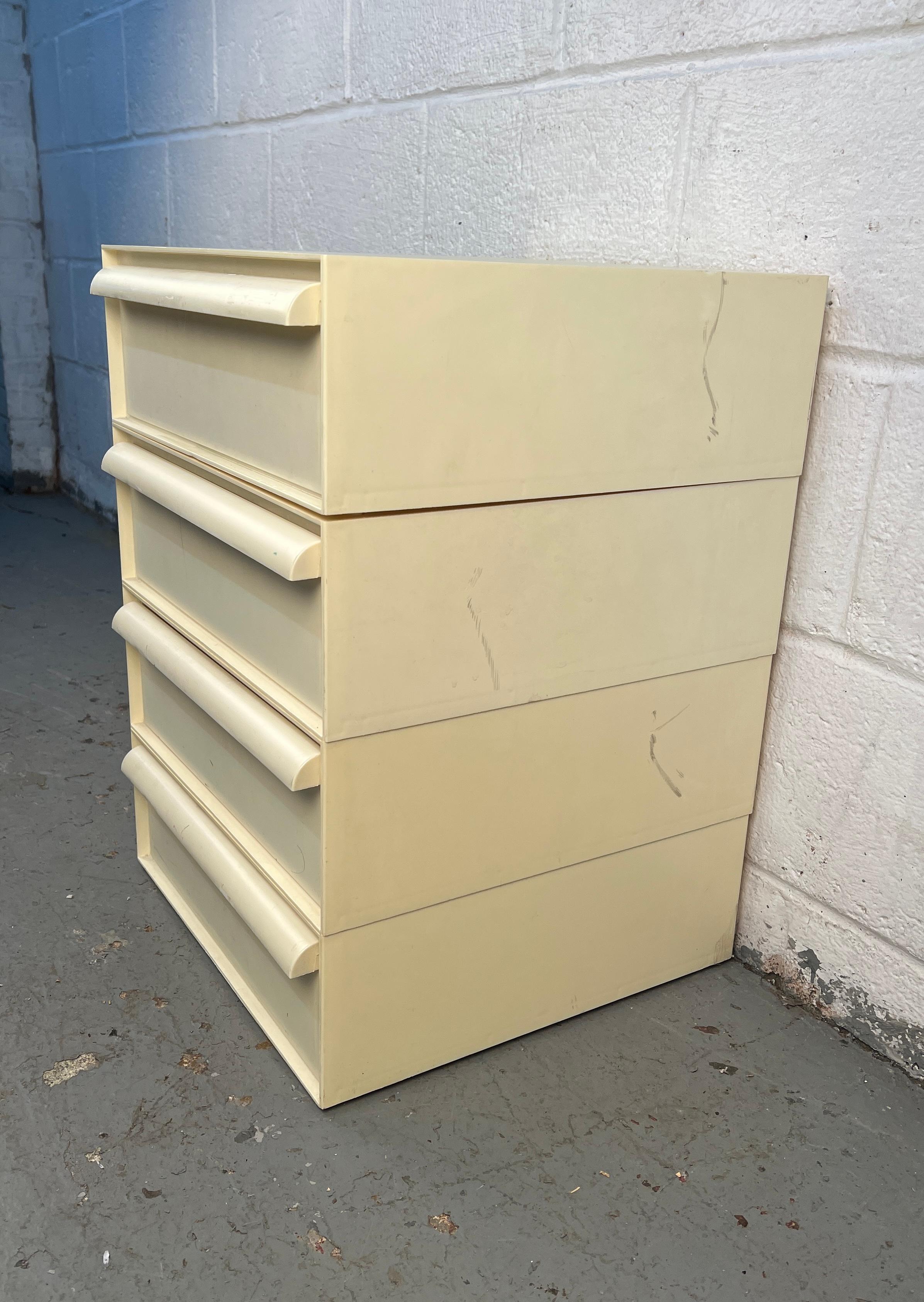 Mid-Century moderno Armadietto a torre in plastica moderno di metà secolo progettato da Simon Fussel in vendita