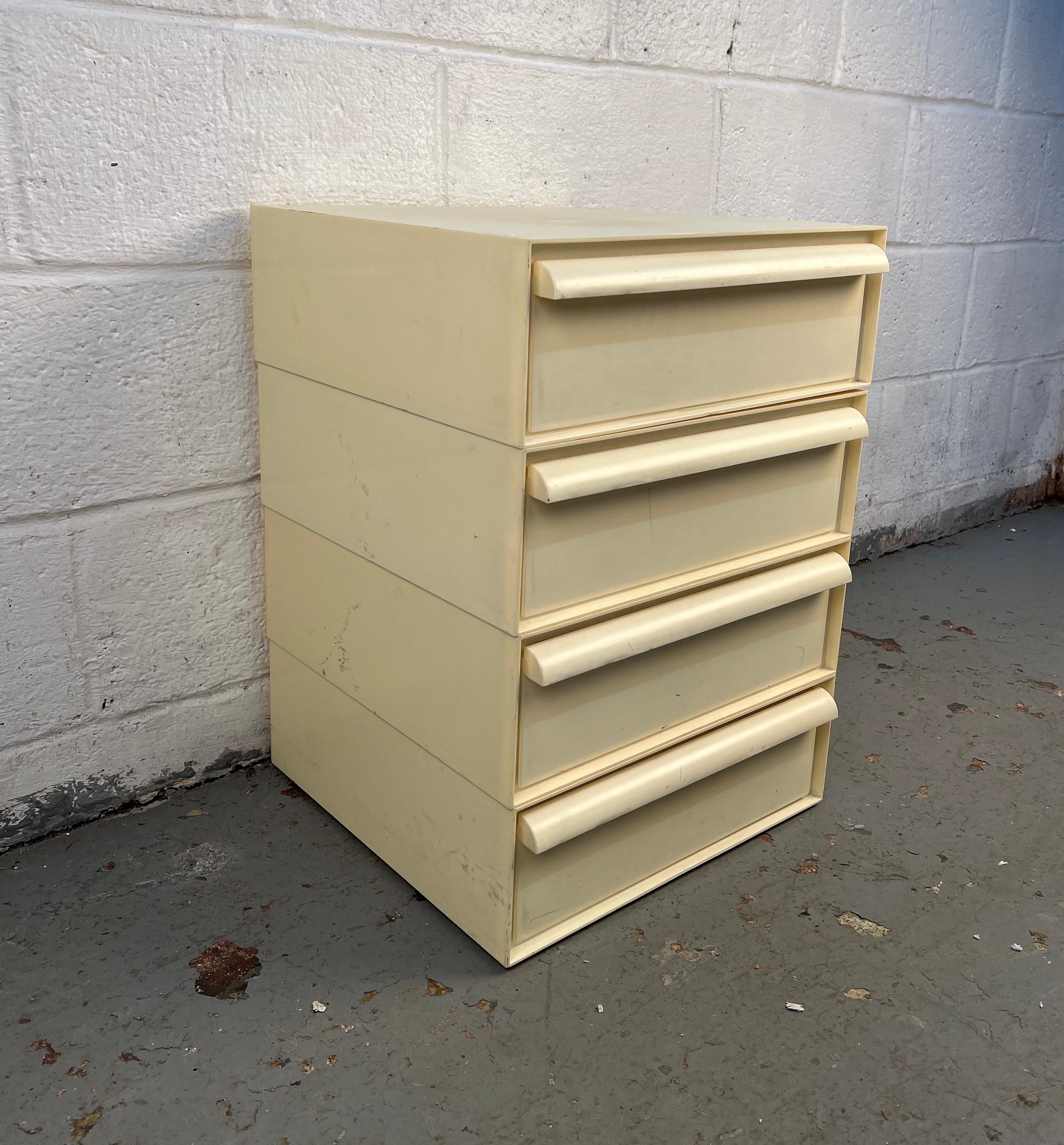 Armadietto a torre in plastica moderno di metà secolo progettato da Simon Fussel In condizioni buone in vendita a Brooklyn, NY