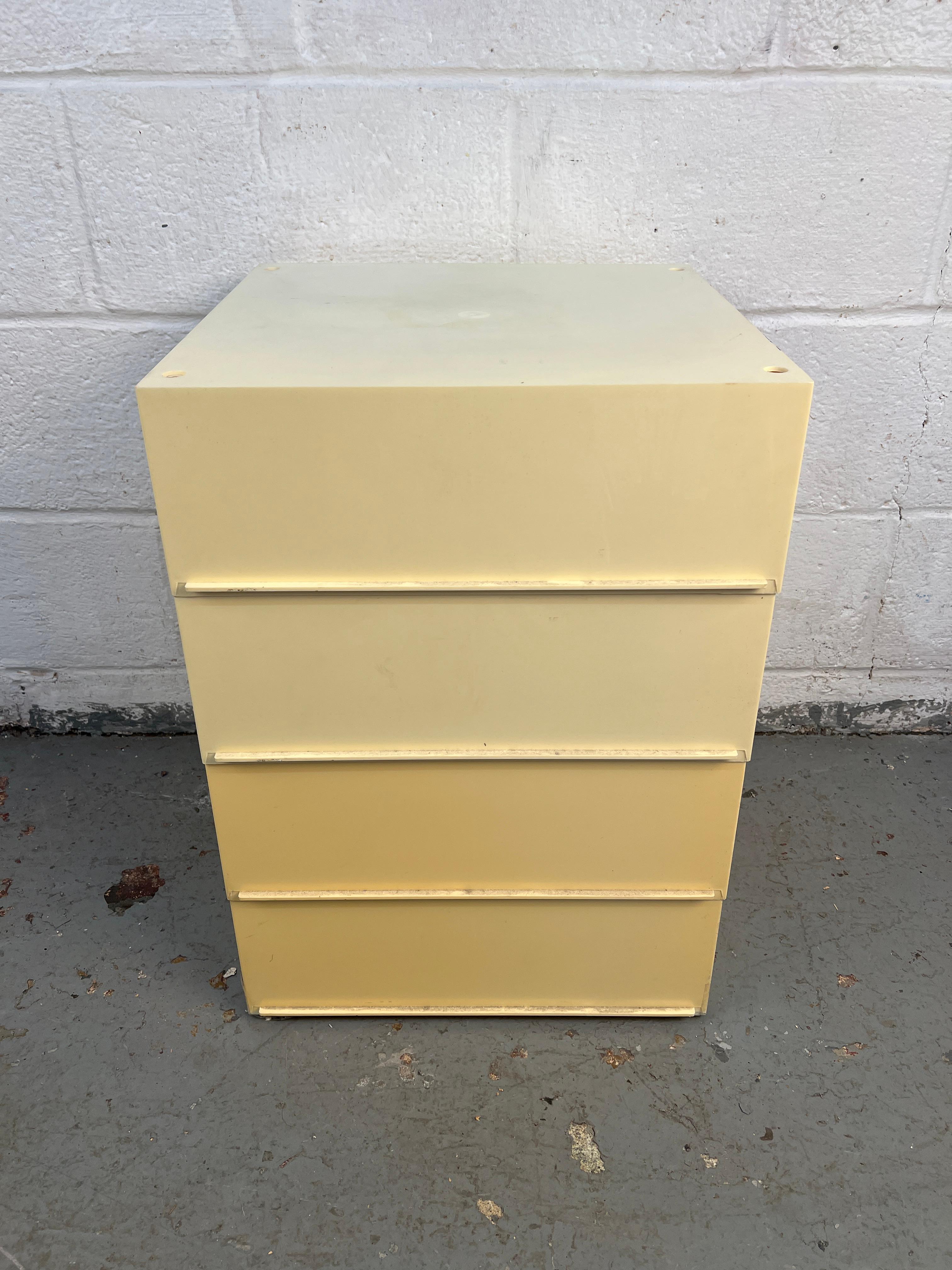 Plastica Armadietto a torre in plastica moderno di metà secolo progettato da Simon Fussel in vendita