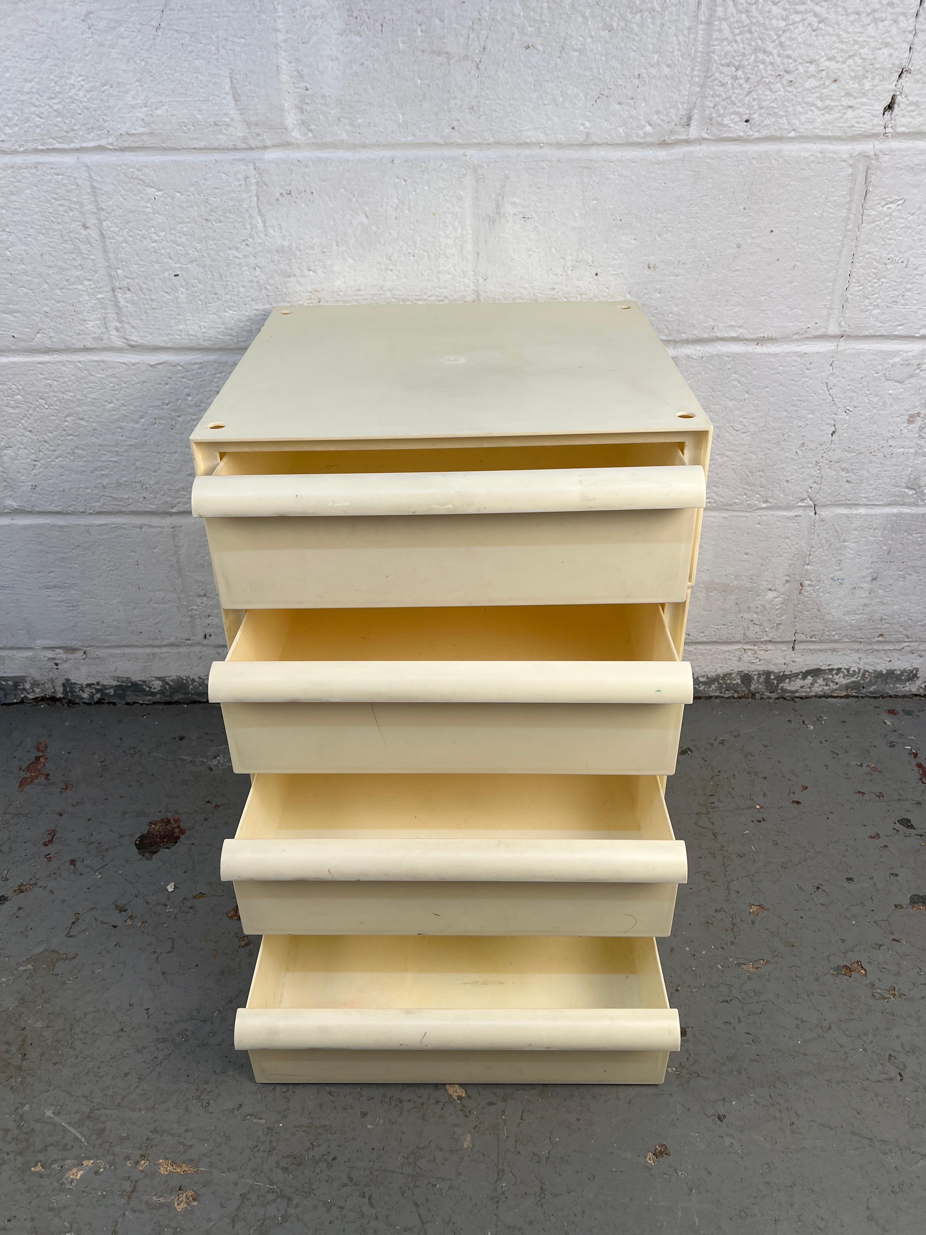 Armadietto a torre in plastica moderno di metà secolo progettato da Simon Fussel in vendita 1