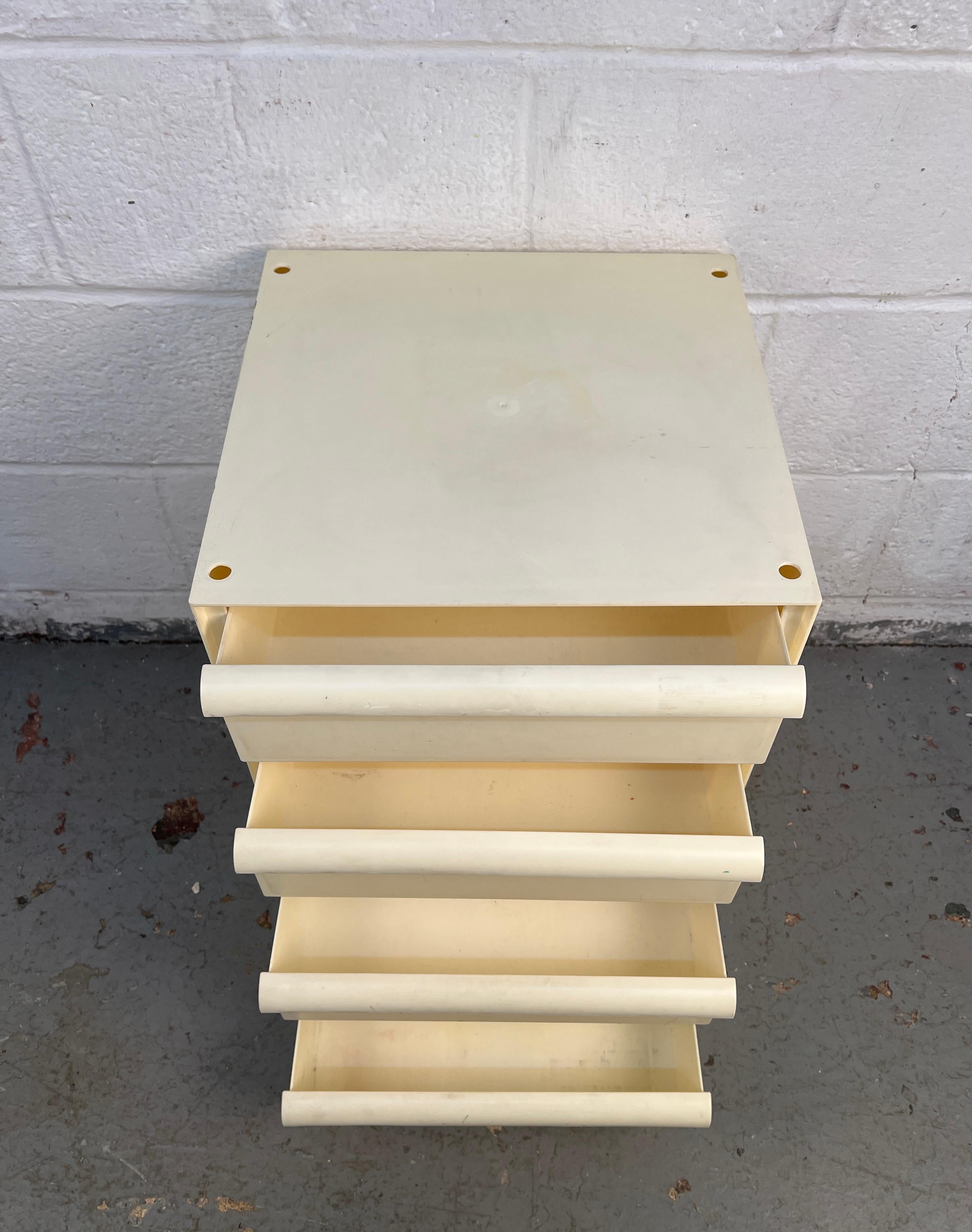 Armadietto a torre in plastica moderno di metà secolo progettato da Simon Fussel in vendita 2