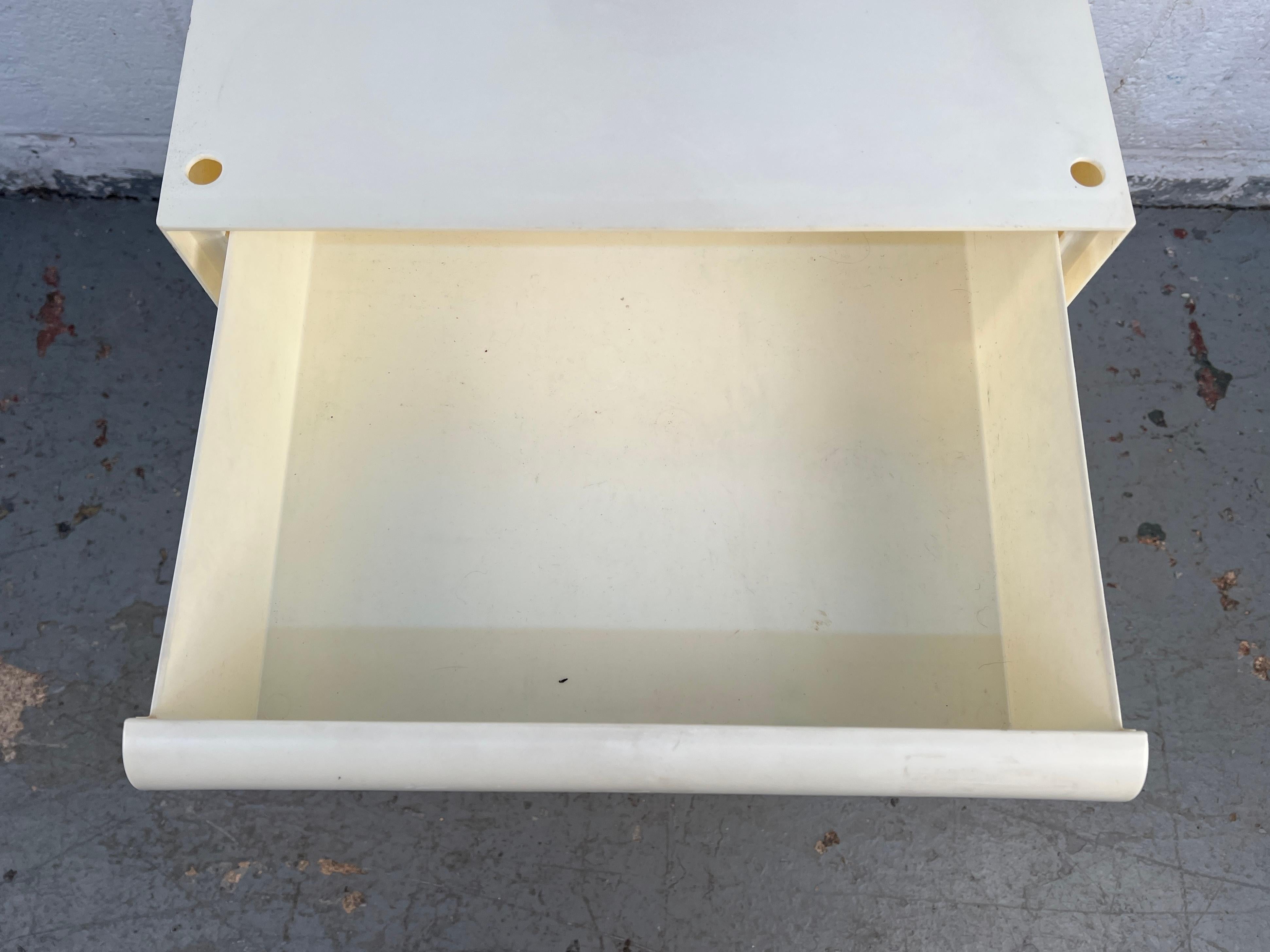 Armadietto a torre in plastica moderno di metà secolo progettato da Simon Fussel in vendita 3