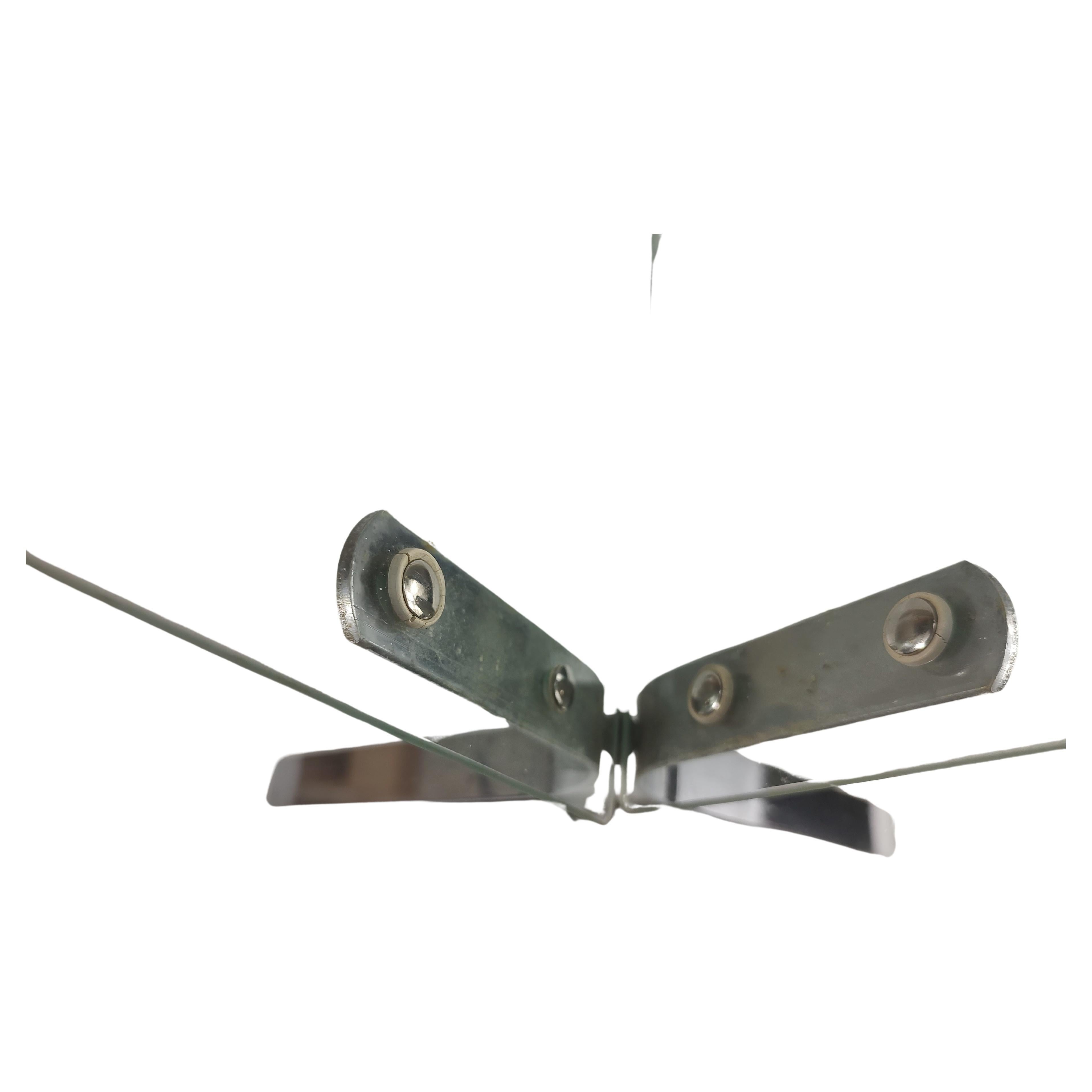 Fabuleux porte-revues créé à partir de deux panneaux de verre et de deux connecteurs d'extrémité en acier chromé qui forment un superbe design de la fin des années soixante. En excellent état vintage avec une usure minimale. Quelques petites piqûres