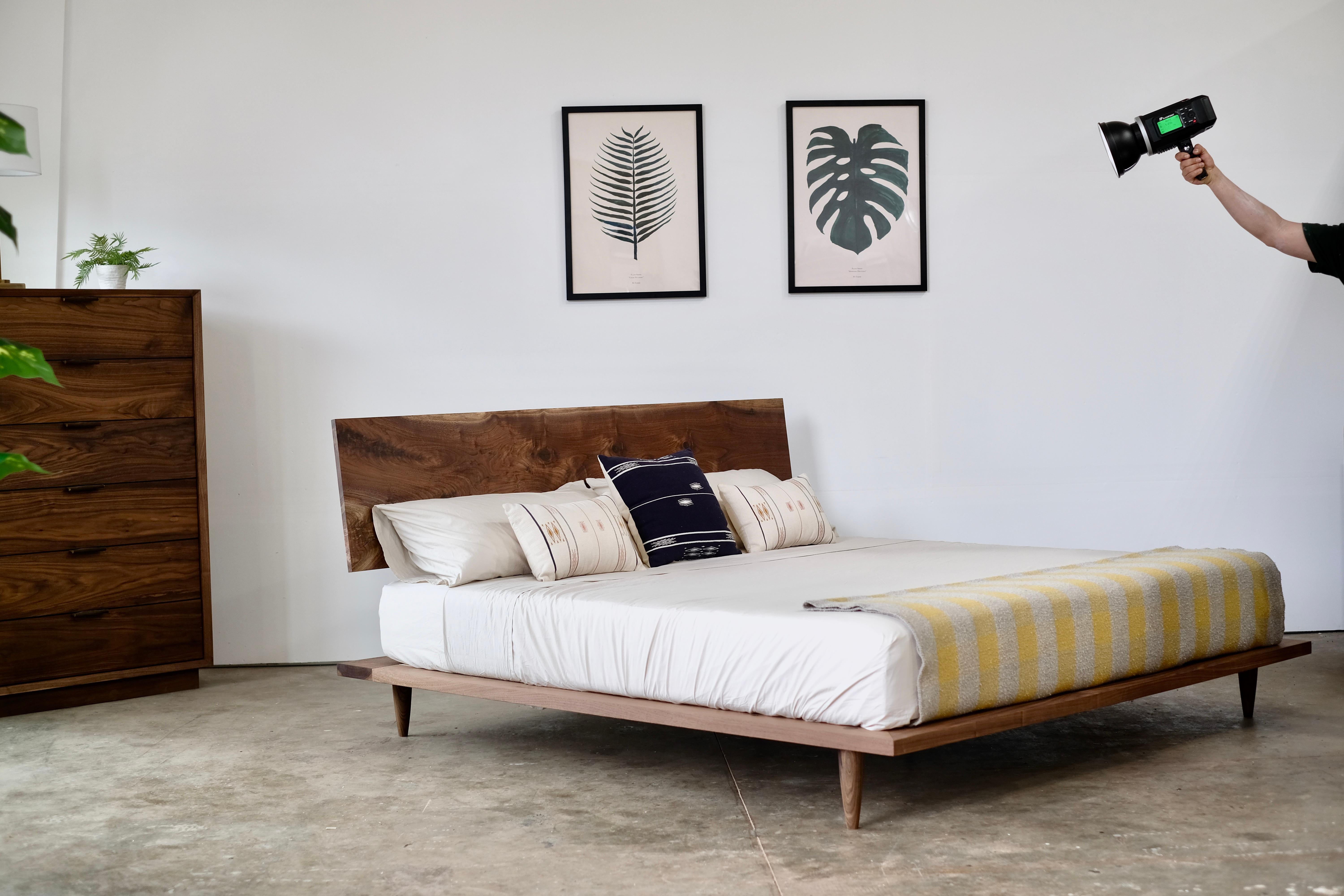 Mid Century Modern Plattform Bett mit Kopfteil aus Massivholz in Nussbaum im Angebot 3
