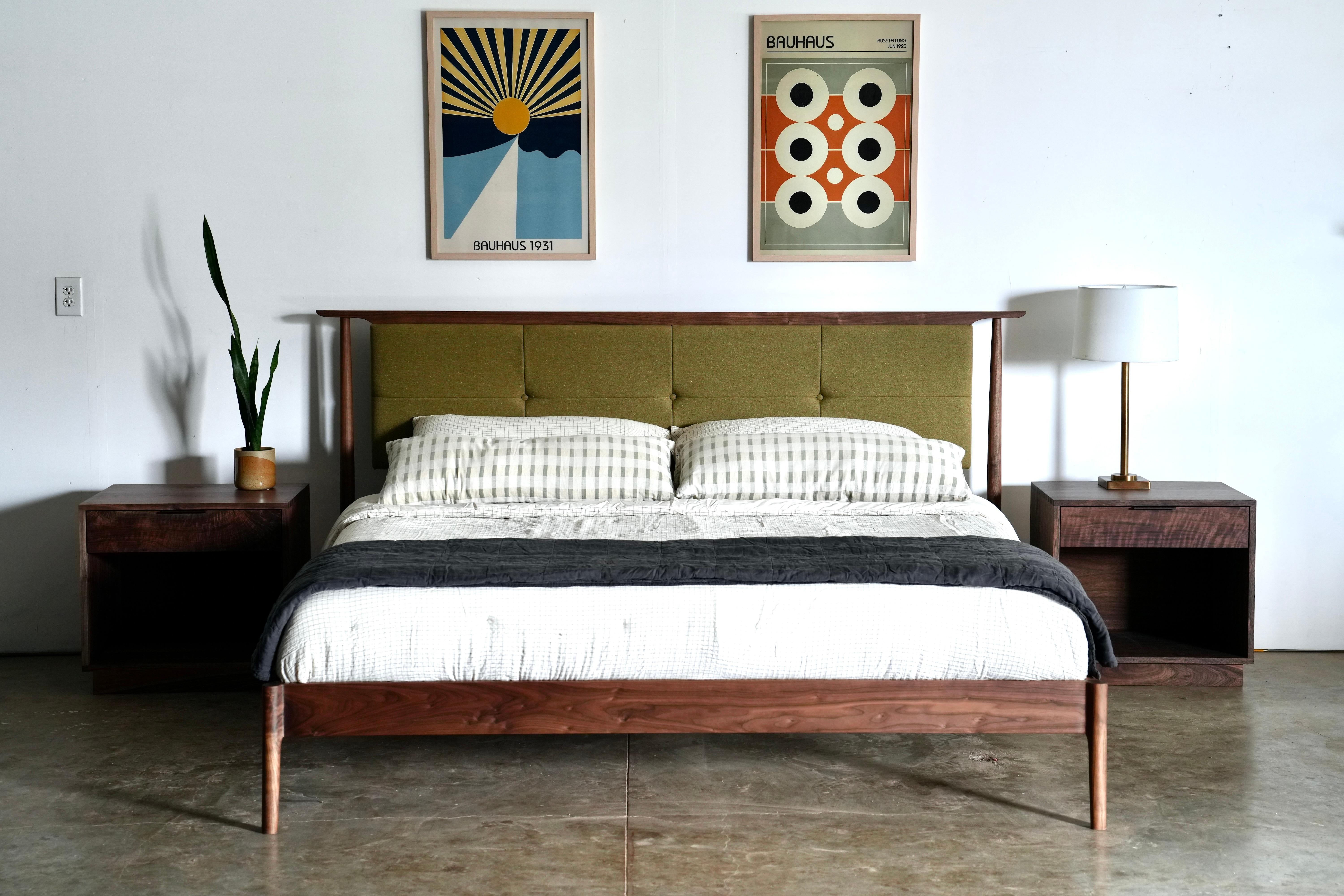 XXIe siècle et contemporain Lit à plateforme moderne du milieu du siècle avec tête de lit tapissée en vente