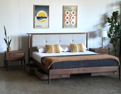Letto a piattaforma moderno del medio secolo con testiera imbottita