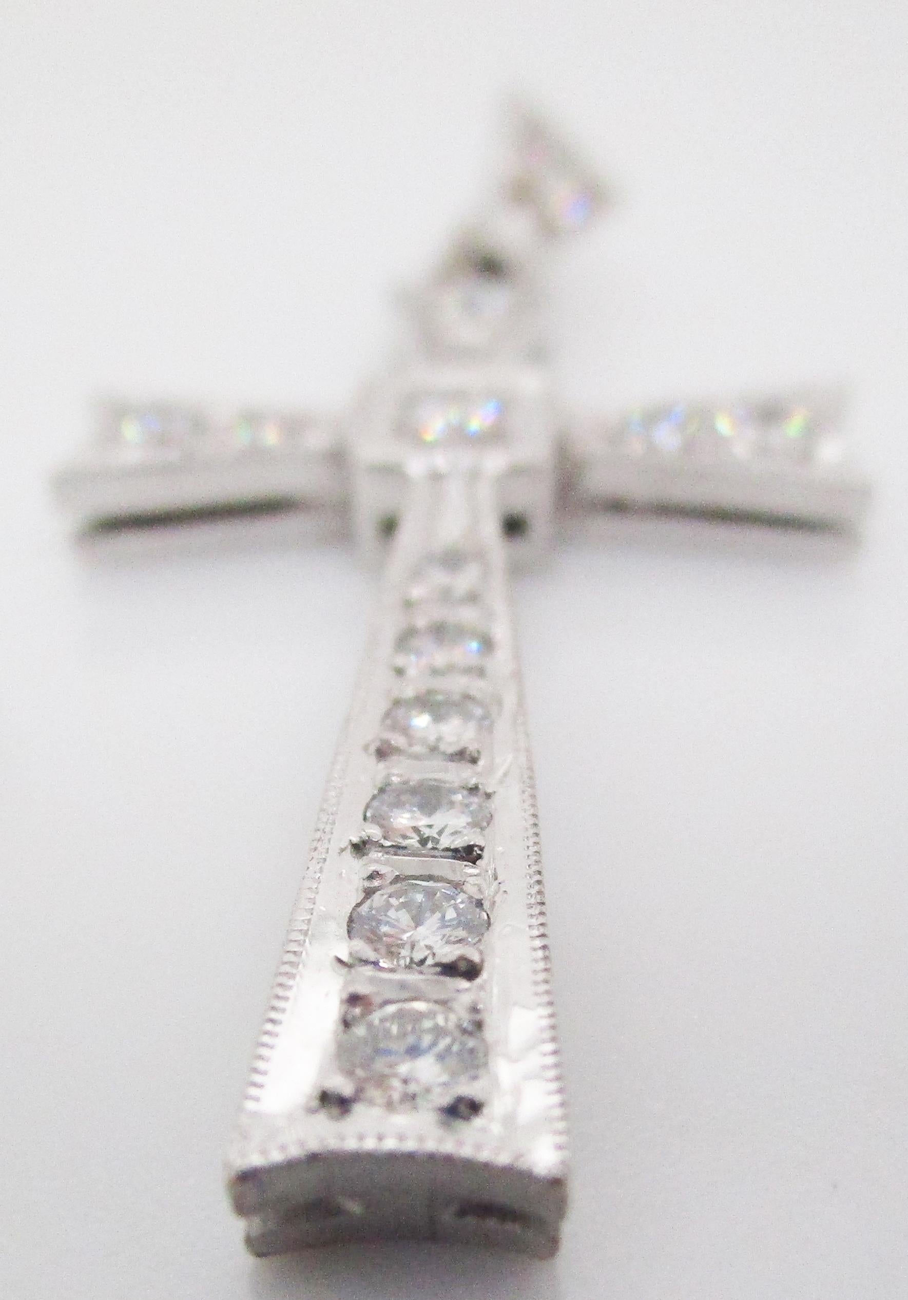 Taille ronde Pendentif croix en platine et diamants, de style moderne du milieu du siècle dernier en vente