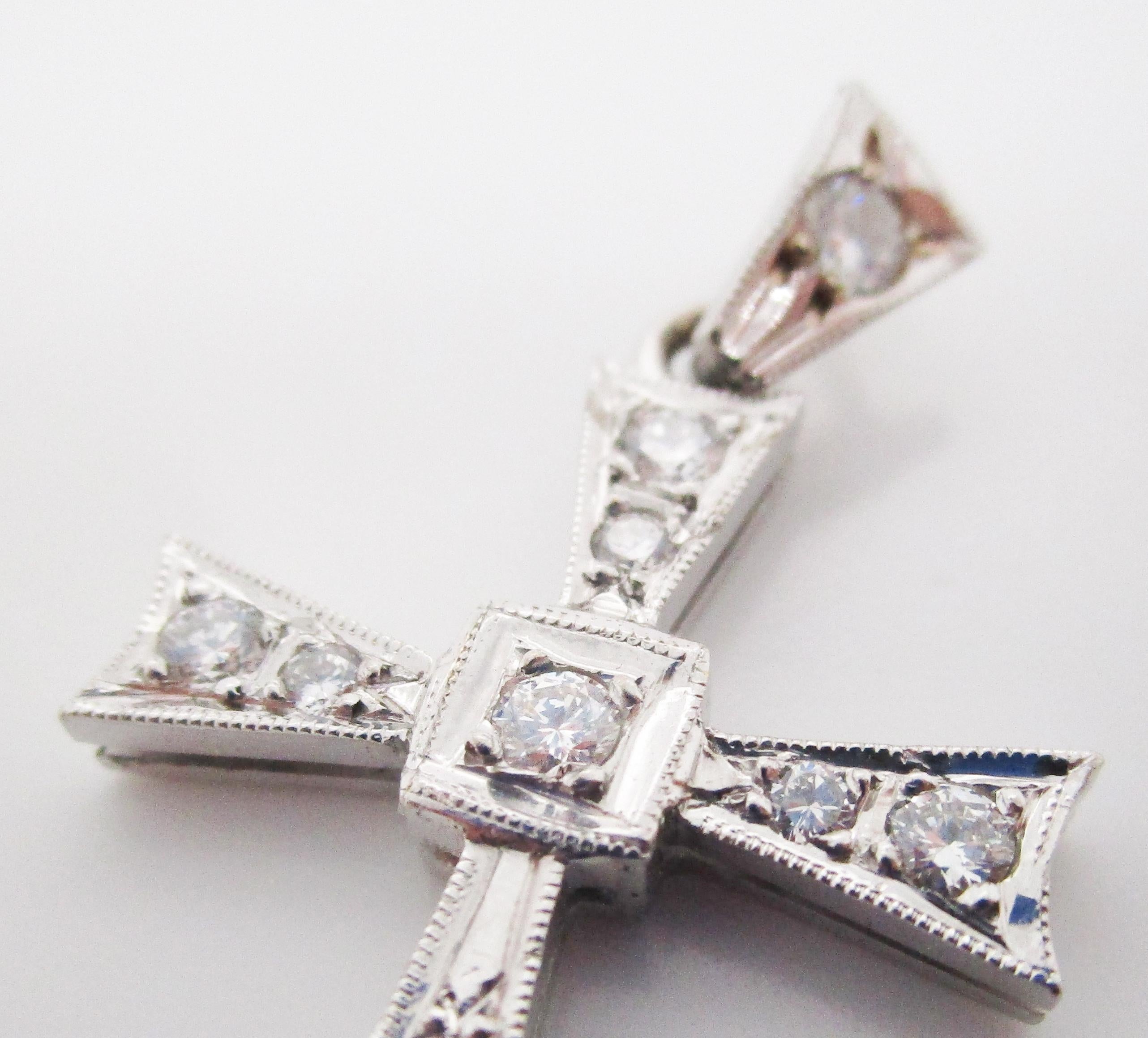 Pendentif croix en platine et diamants, de style moderne du milieu du siècle dernier Unisexe en vente