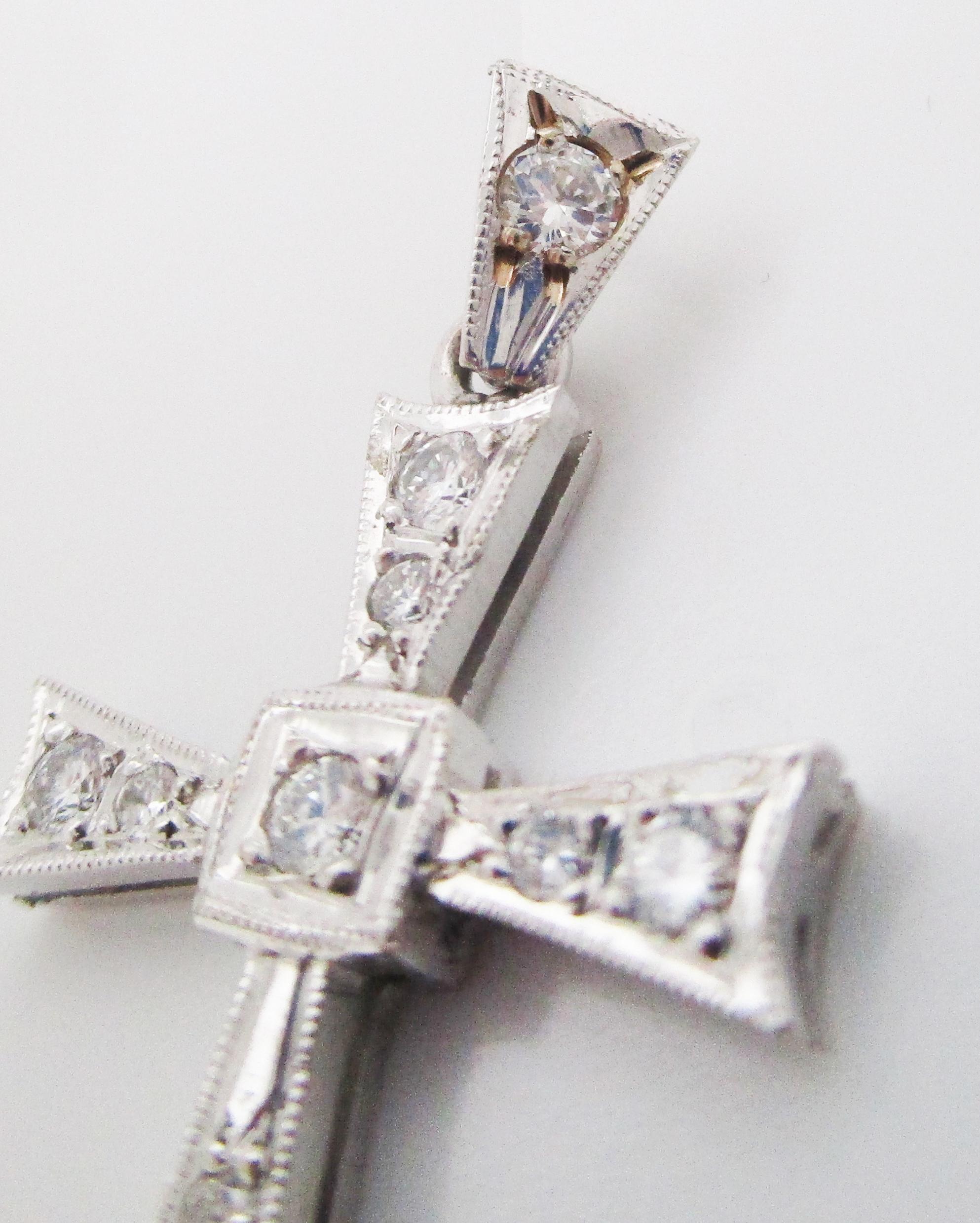 Pendentif croix en platine et diamants, de style moderne du milieu du siècle dernier en vente 1
