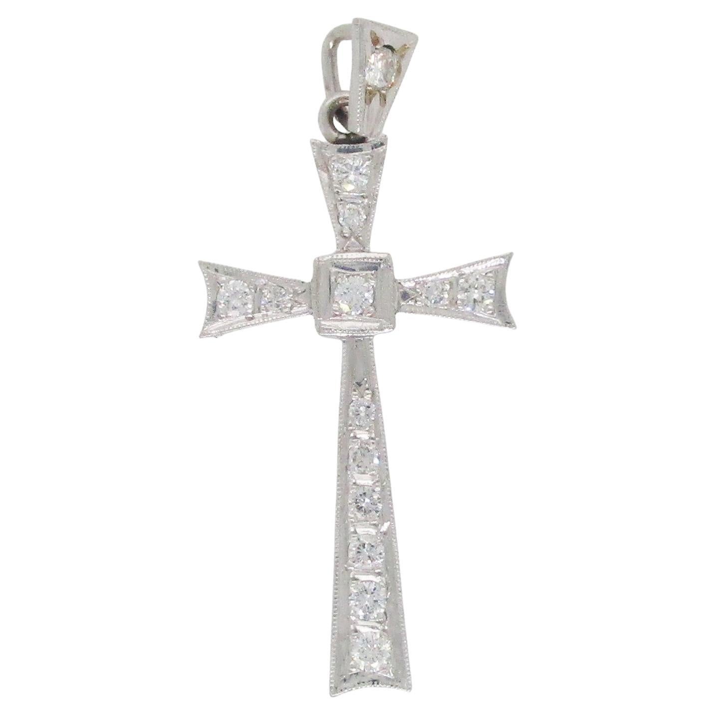 Pendentif croix en platine et diamants, de style moderne du milieu du siècle dernier en vente