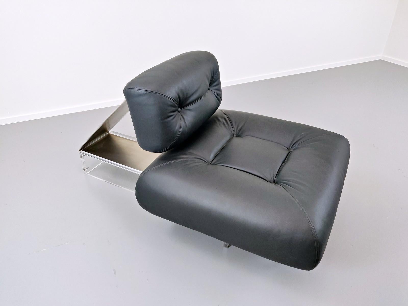 Late 20th Century Mid-Century Modern Plexiglass chair by Oscar Niemeyer for Burgo complex-1977