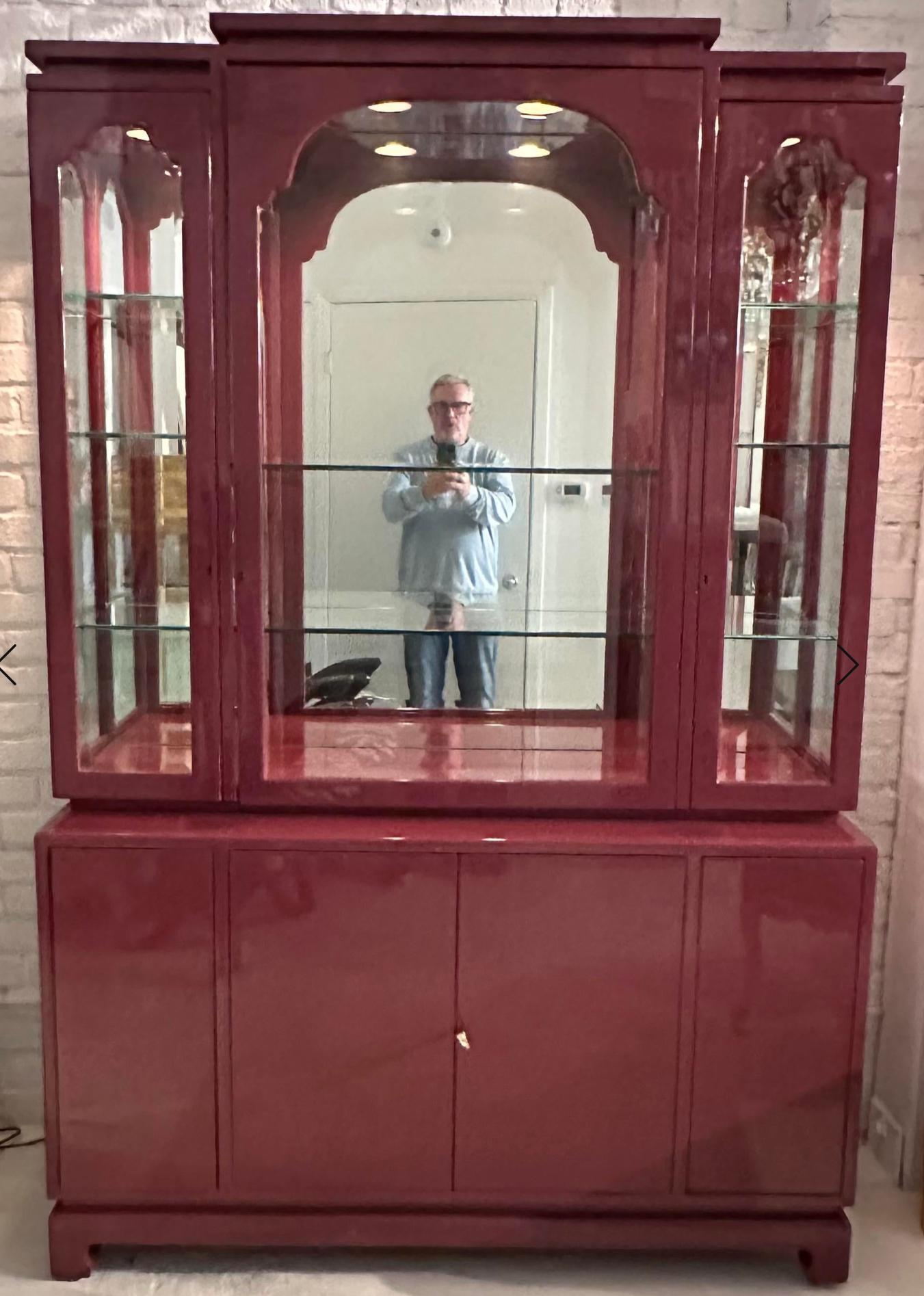 Mid Century Modern Plum Purple Lacquer Showcase Display Cabinet In Good Condition In LOS ANGELES, CA