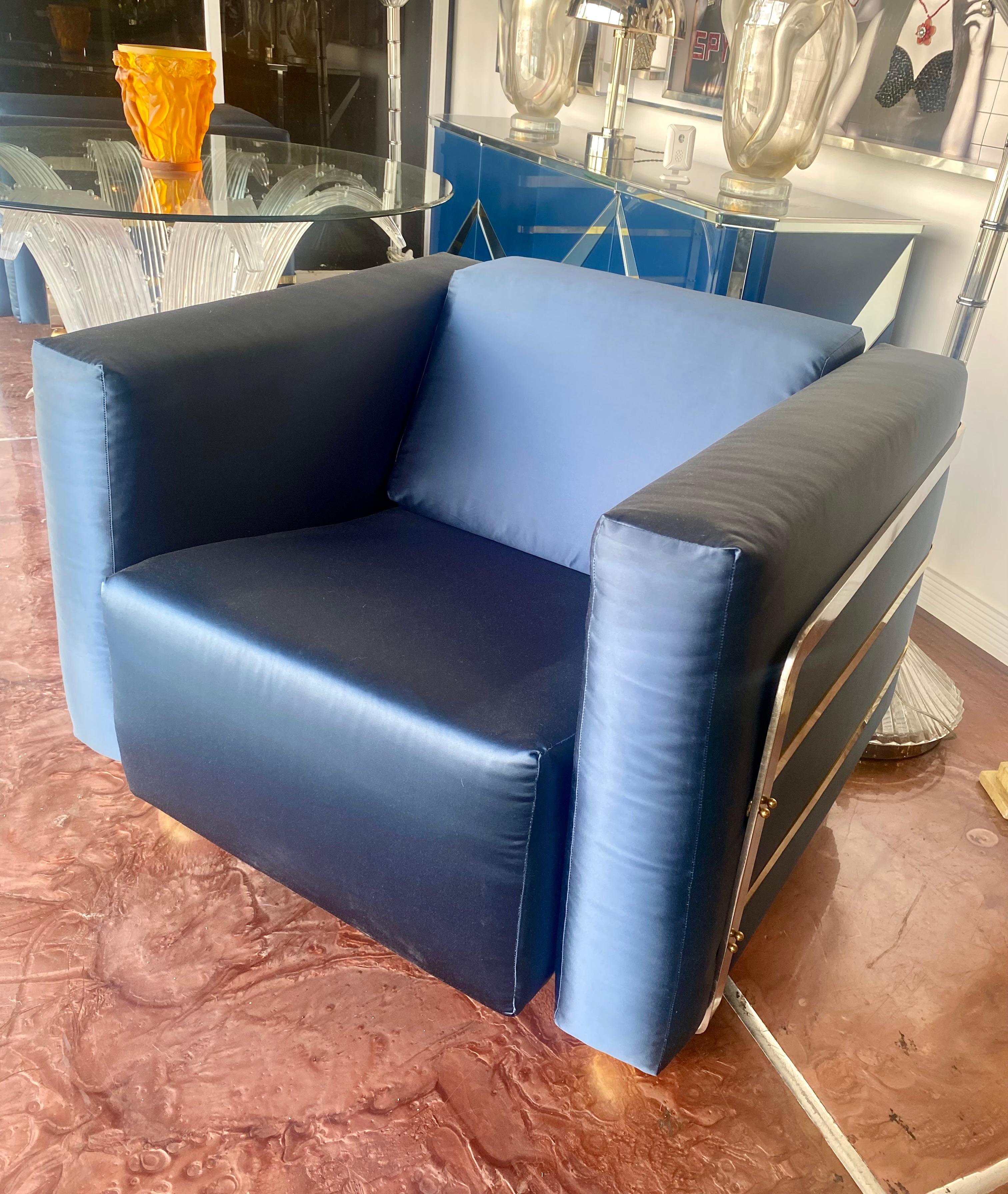 Moderne Plüschsessel aus der Mitte des Jahrhunderts mit Metallakzenten im Angebot 4